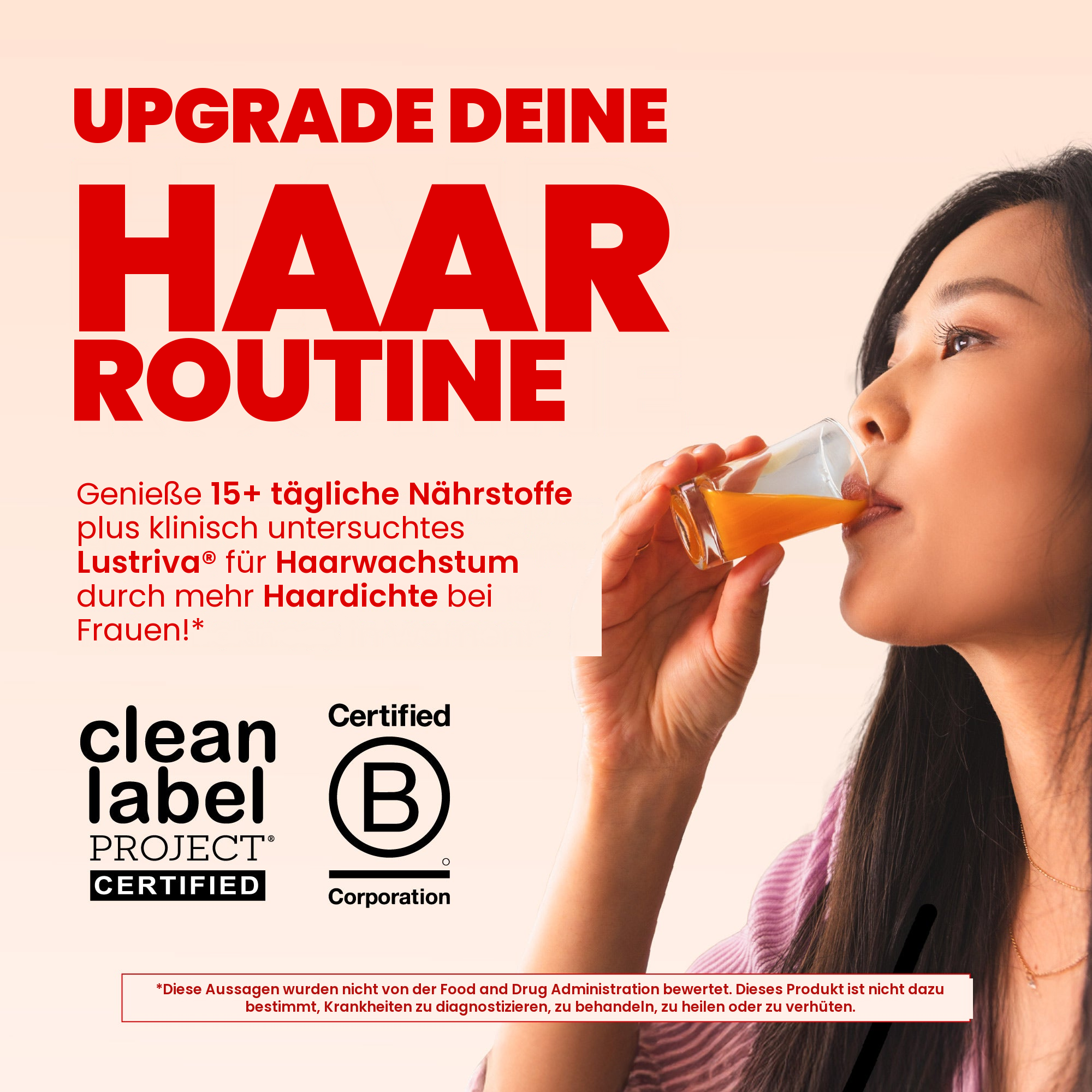 Frau trinkt das Pfirsich-Mango-Multivitamin, mit den Siegeln Clean Label Project Certified und Certified B Corporation