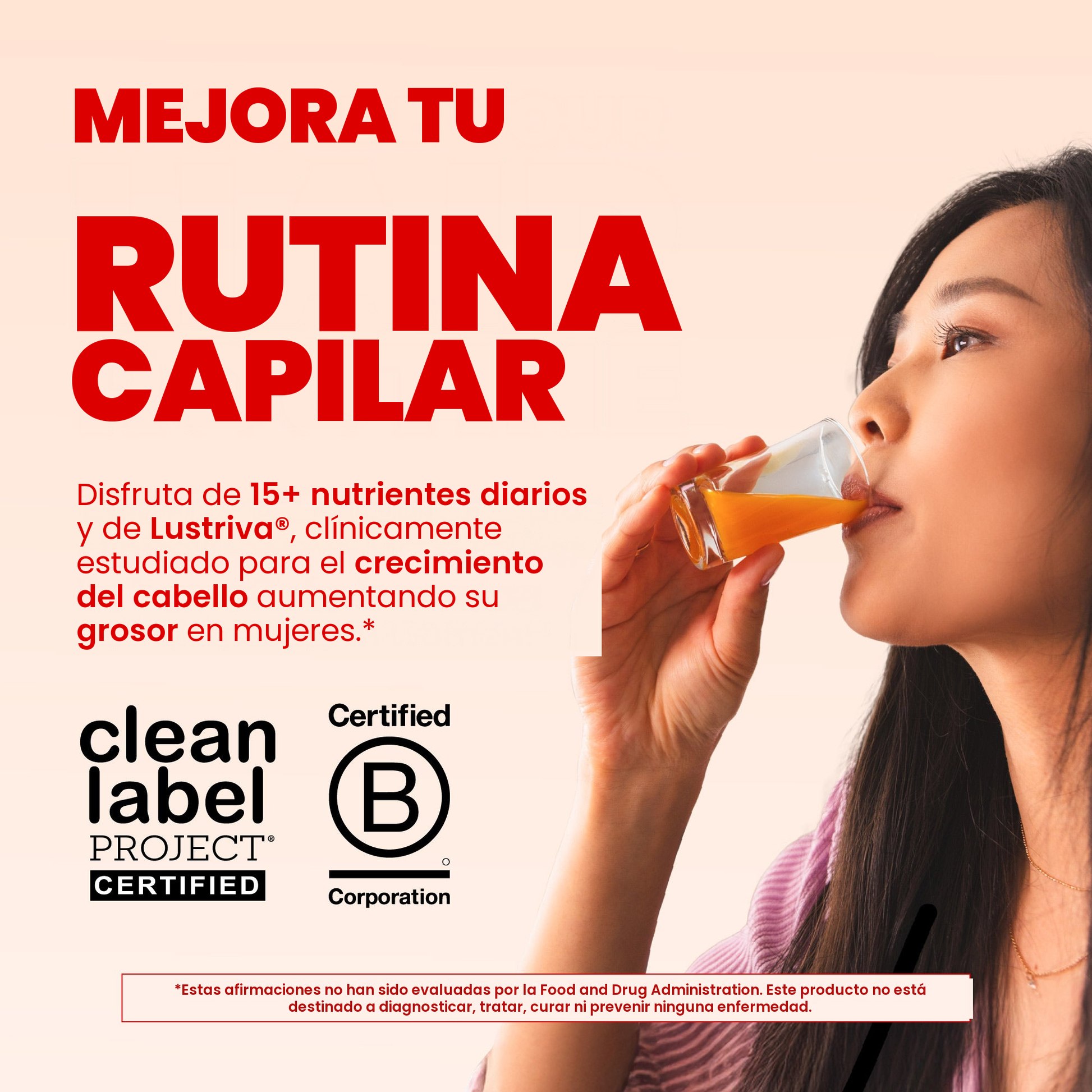 Mujer bebiendo el multivitamínico de melocotón y mango, con los sellos Clean Label Project Certified y Certified B Corporation