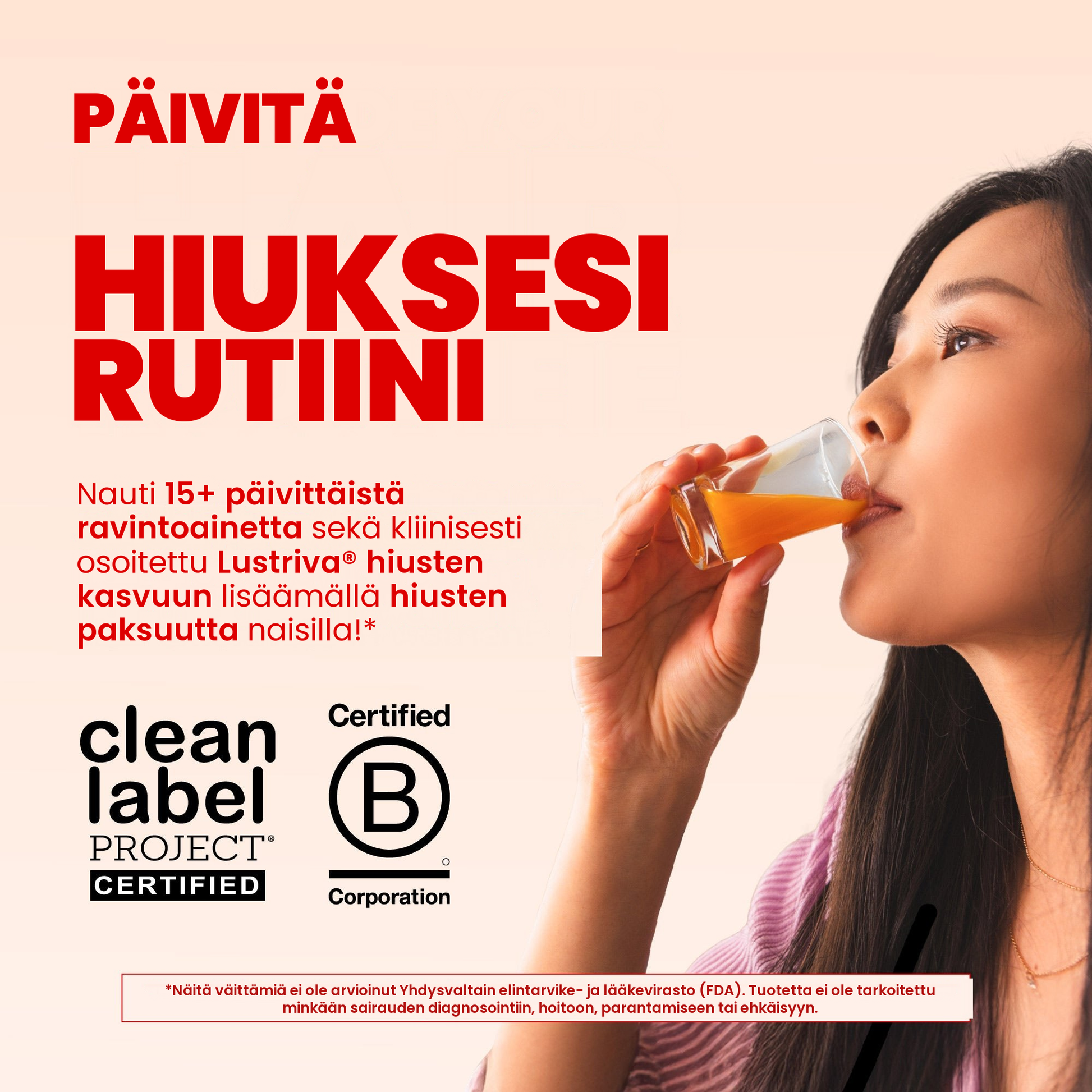 Nainen juo persikka-mango-multivitamiinia, kuvassa Clean Label Project -sertifikaatti ja B Corporation -merkki