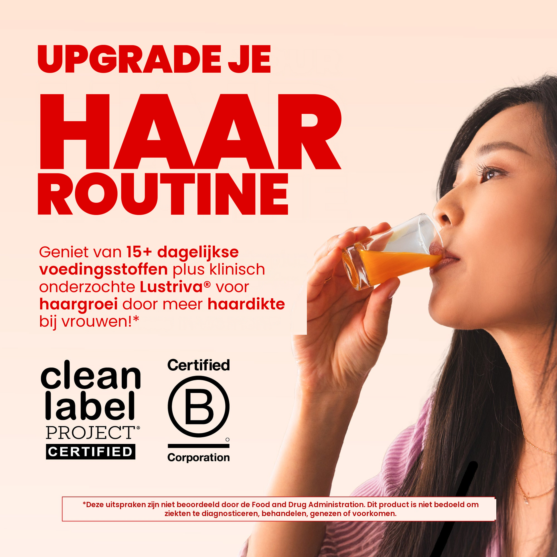 Vrouw drinkt de perzik-mango multivitamine, met de keurmerken Clean Label Project Certified en Certified B Corporation