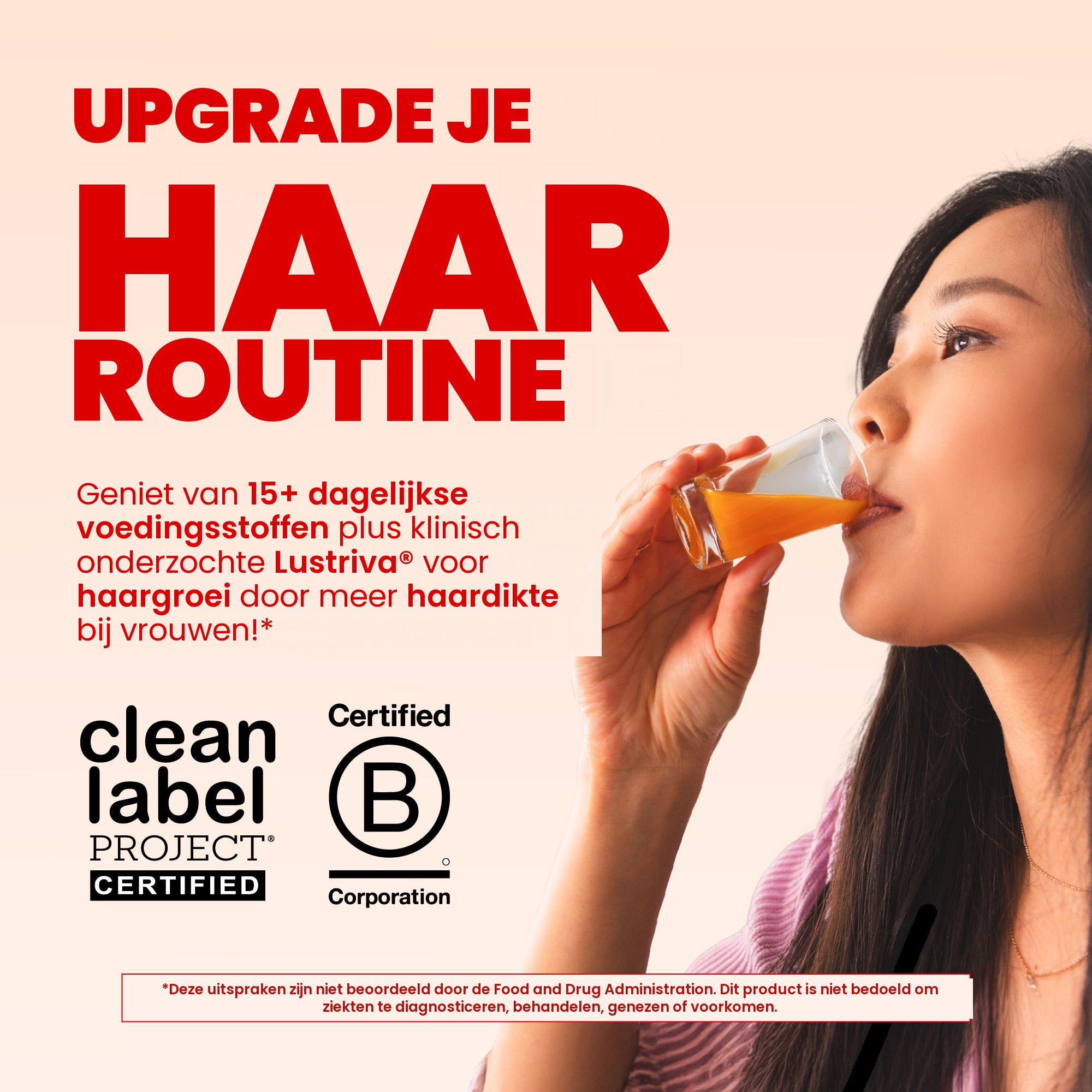 Vrouw drinkt de perzik-mango multivitamine, met de keurmerken Clean Label Project Certified en Certified B Corporation