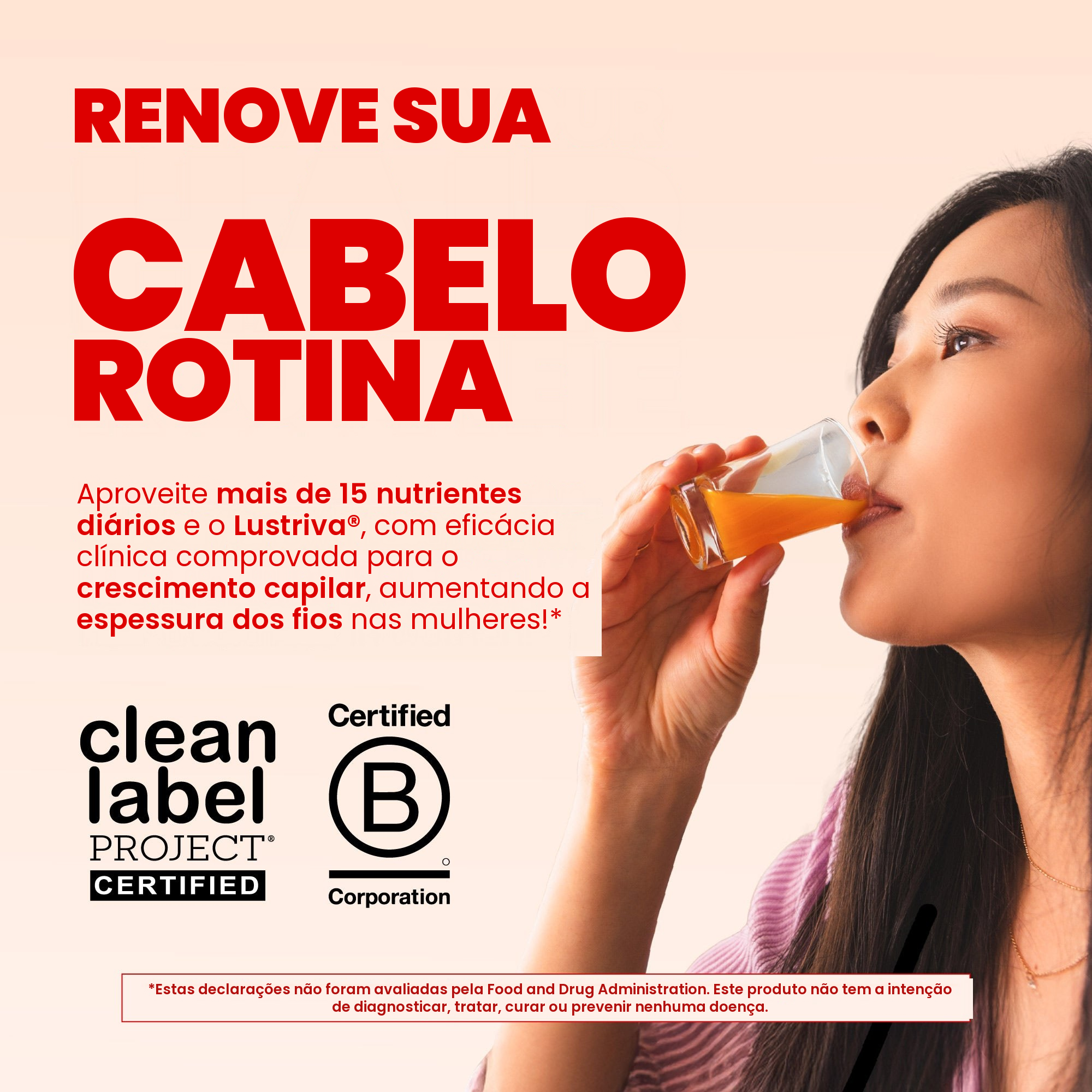 Mulher tomando o multivitamínico sabor peach mango, com os selos Clean Label Project Certified e Certified B Corporation