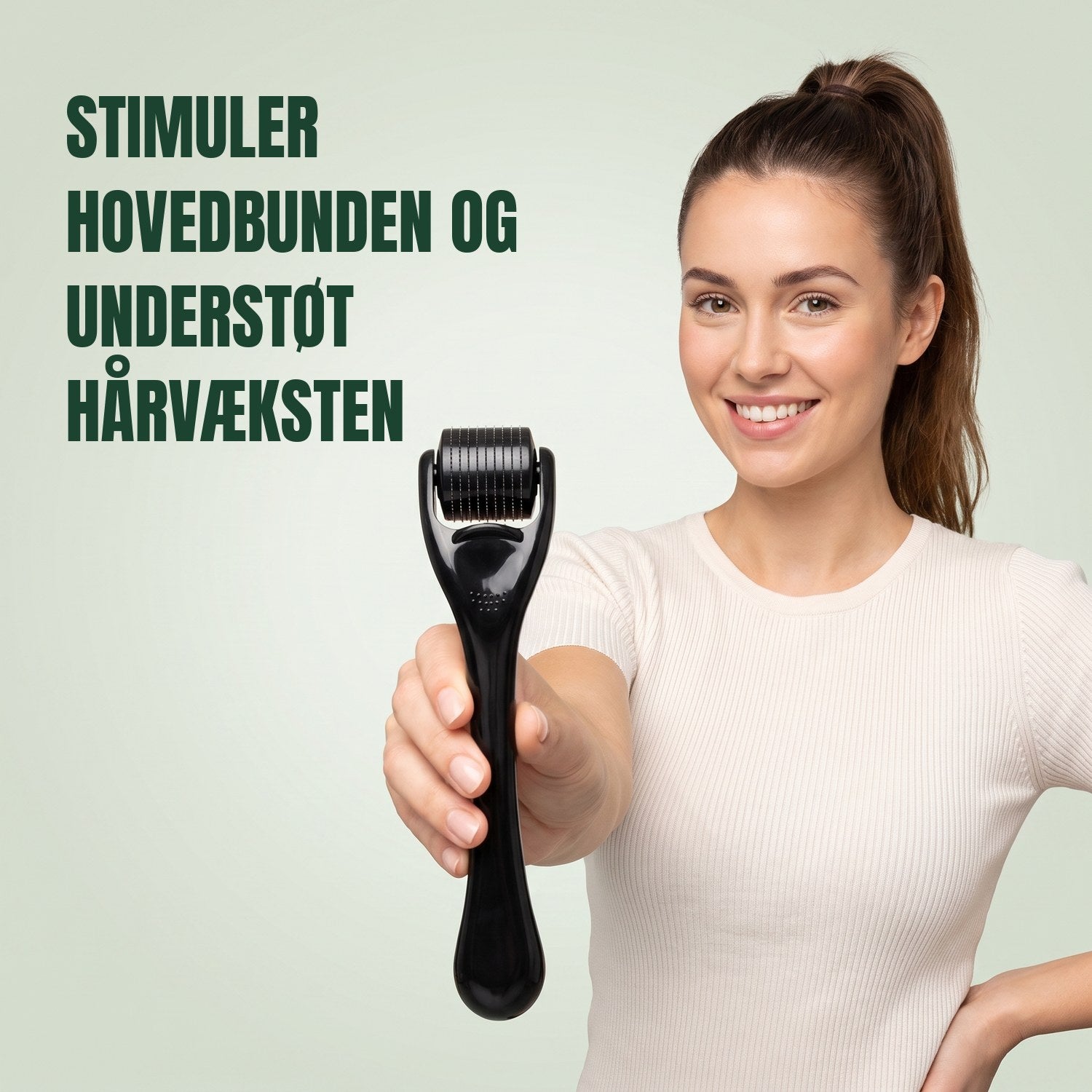 Kvinde holder en dermaroller med 540 nåle mod en grøn baggrund