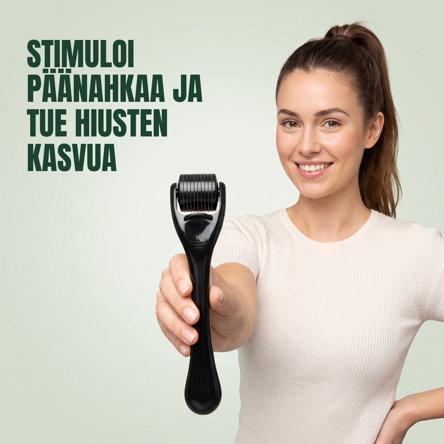 Nainen pitelee 540-neulaista dermarolleria vihreää taustaa vasten