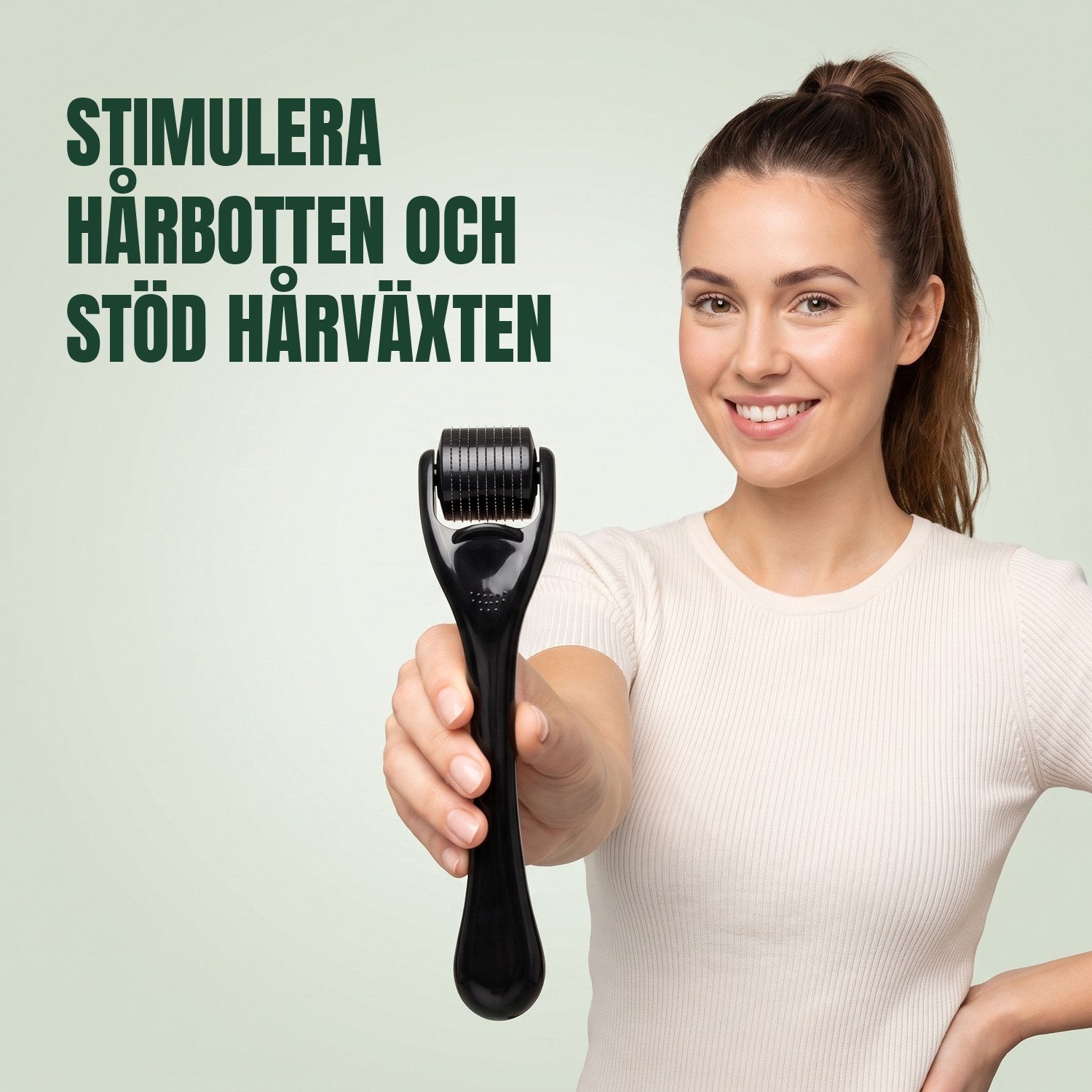 Kvinna håller en dermaroller med 540 nålar mot en grön bakgrund