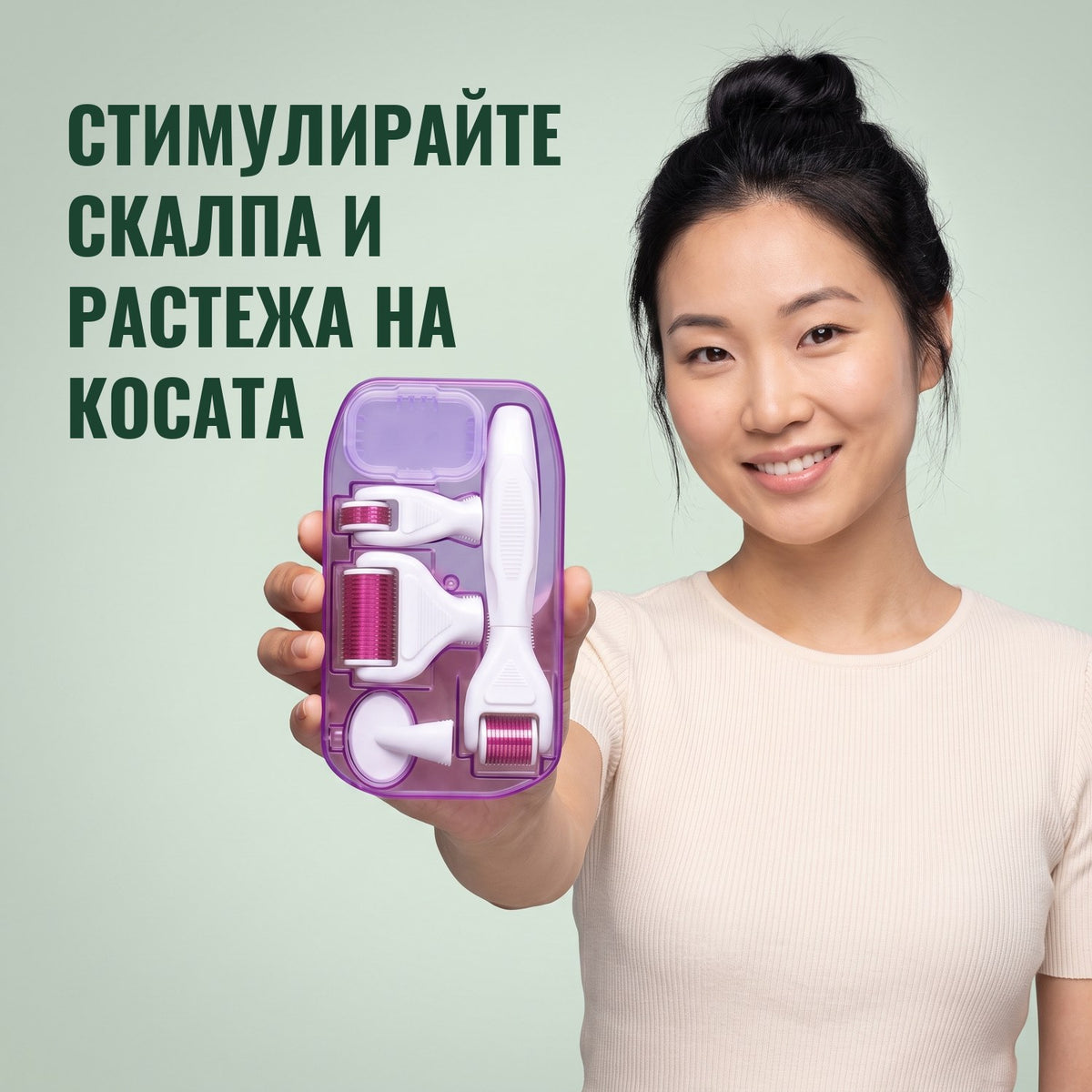 Жена държи комплект дермаролер 6-в-1 на зелен фон