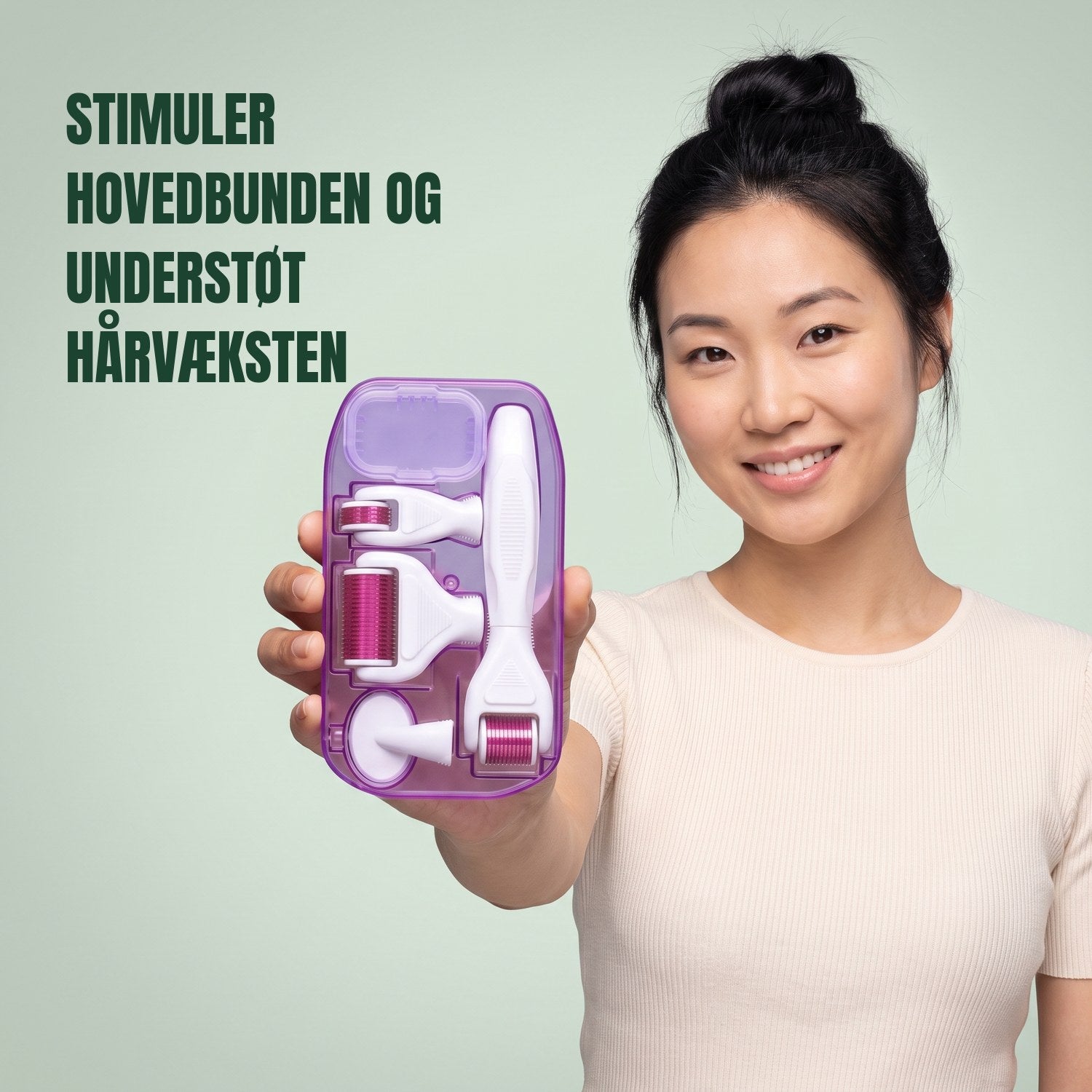 Kvinde holder et 6-i-1 dermaroller-kit mod en grøn baggrund
