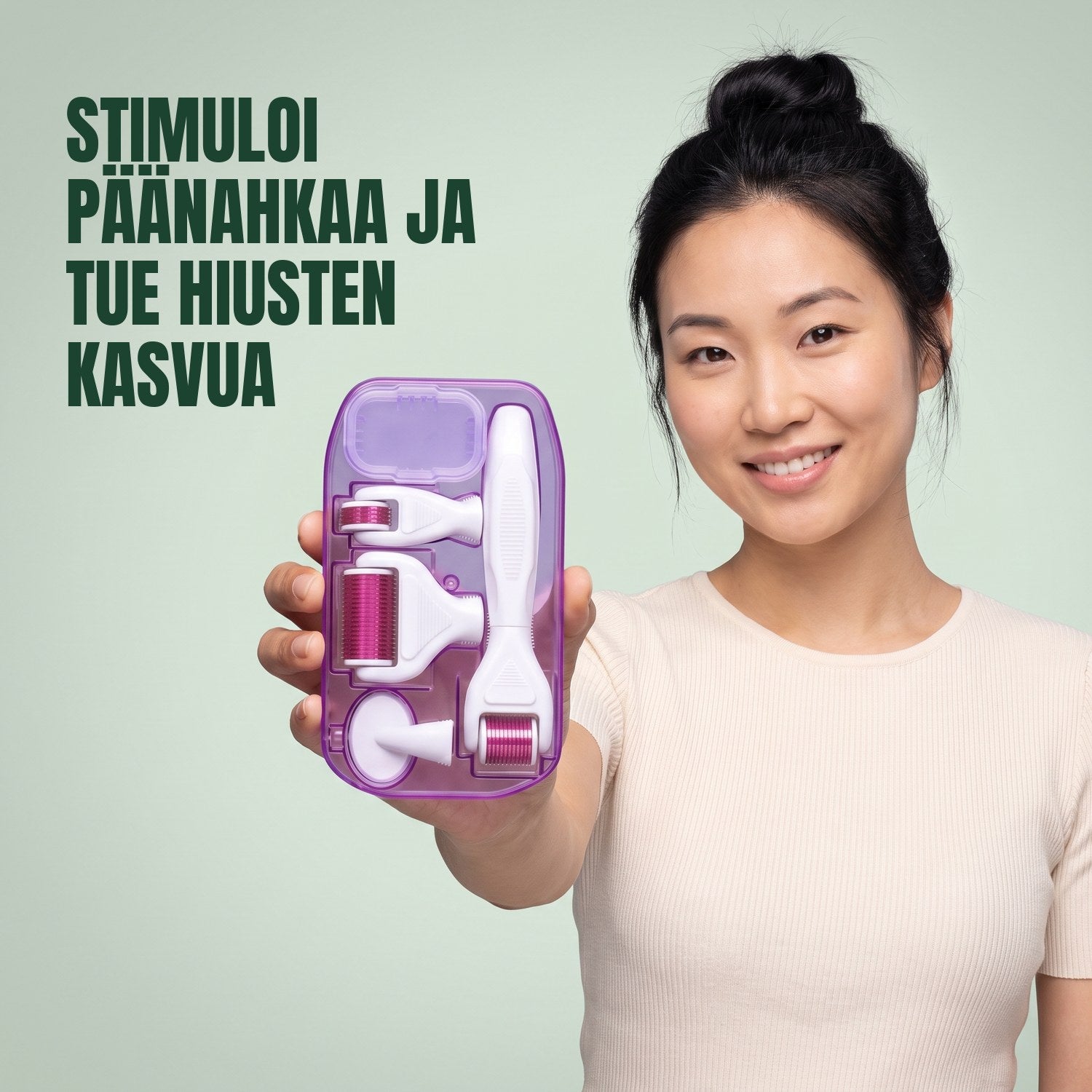 Nainen pitelee 6-in-1-dermarollerisarjaa vihreää taustaa vasten