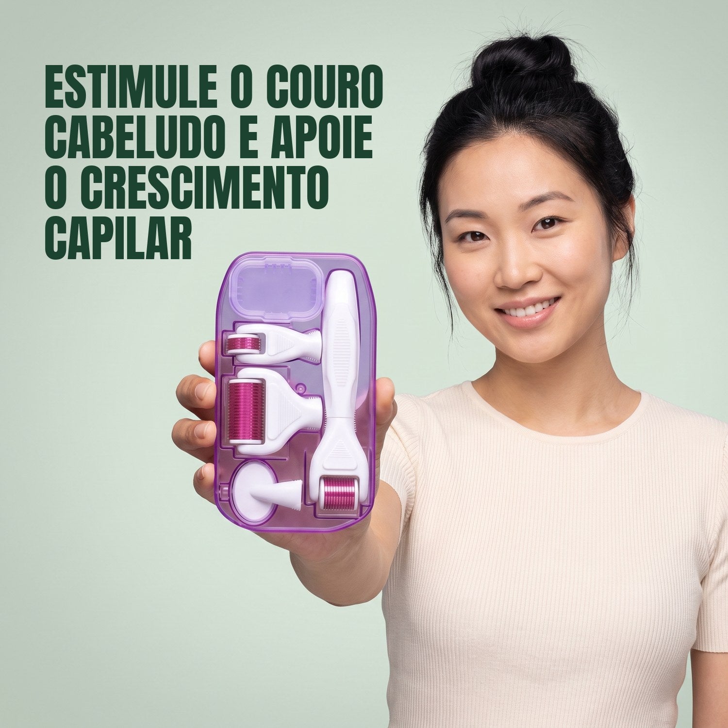 Mulher a segurar um kit de dermaroller 6 em 1 sobre fundo verde