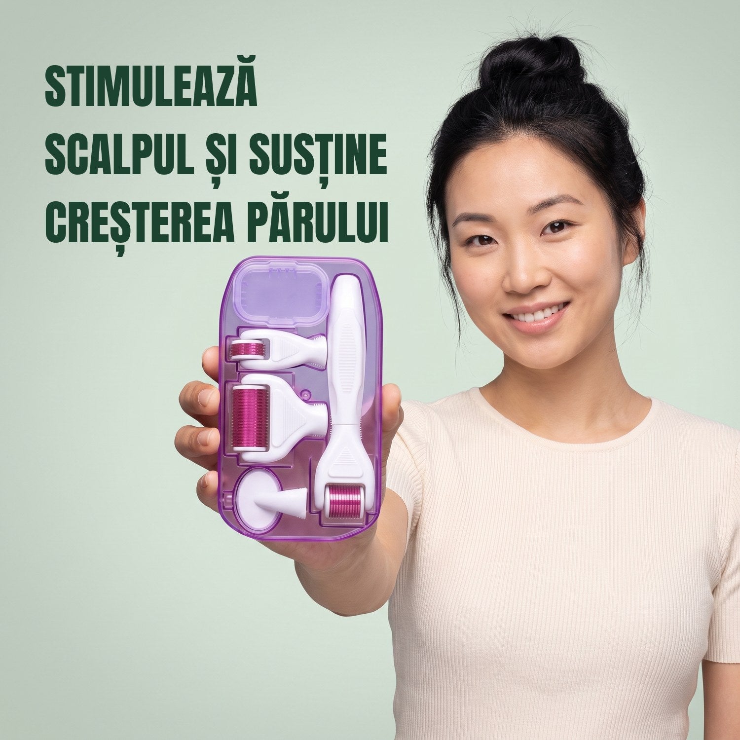 Femeie ținând un kit dermaroller 6-în-1 pe fundal verde