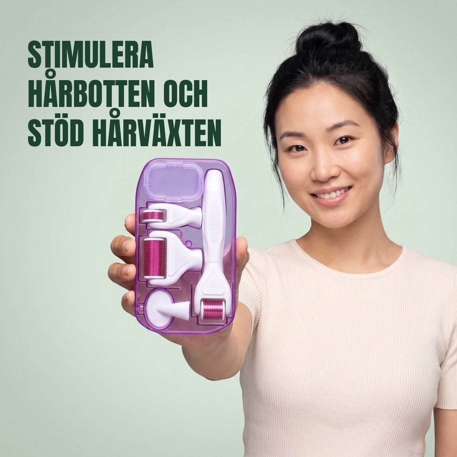 Kvinna håller ett 6-i-1 dermaroller-kit mot en grön bakgrund