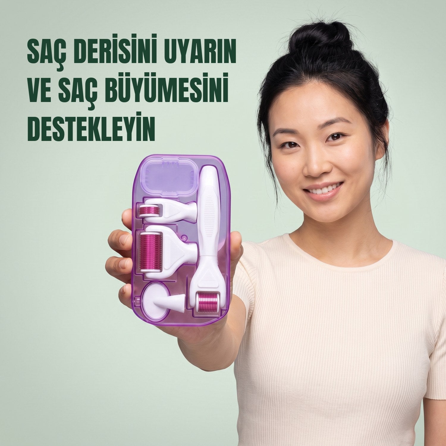 Yeşil arka planda elinde 6'sı 1 arada dermaroller seti tutan kadın