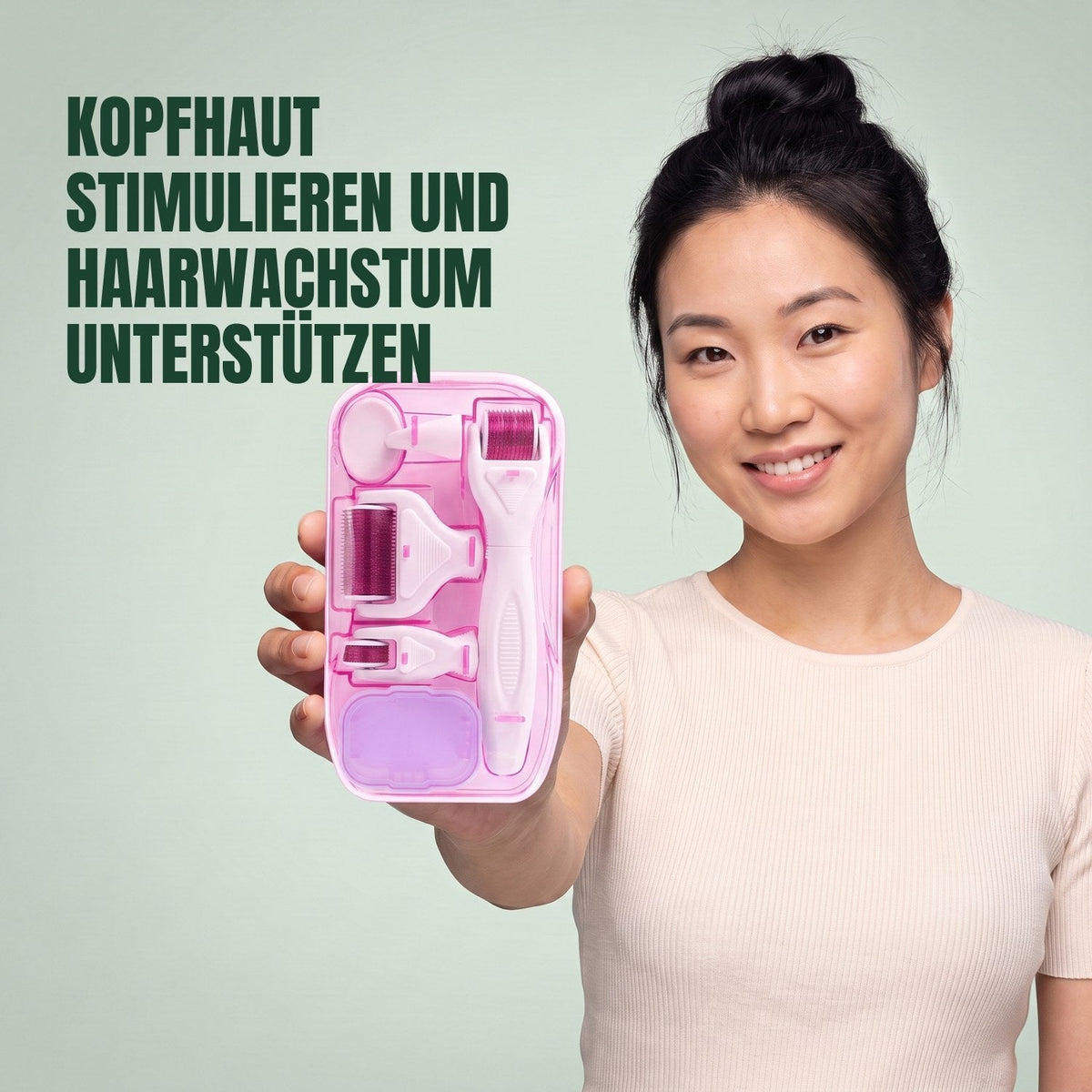 Frau hält ein 6-in-1-Dermaroller-Set vor grünem Hintergrund (rosa)