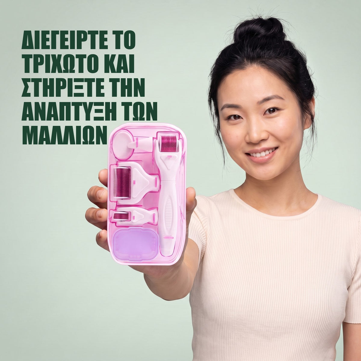 Γυναίκα κρατά το ροζ σετ dermaroller 6 σε 1 σε πράσινο φόντο