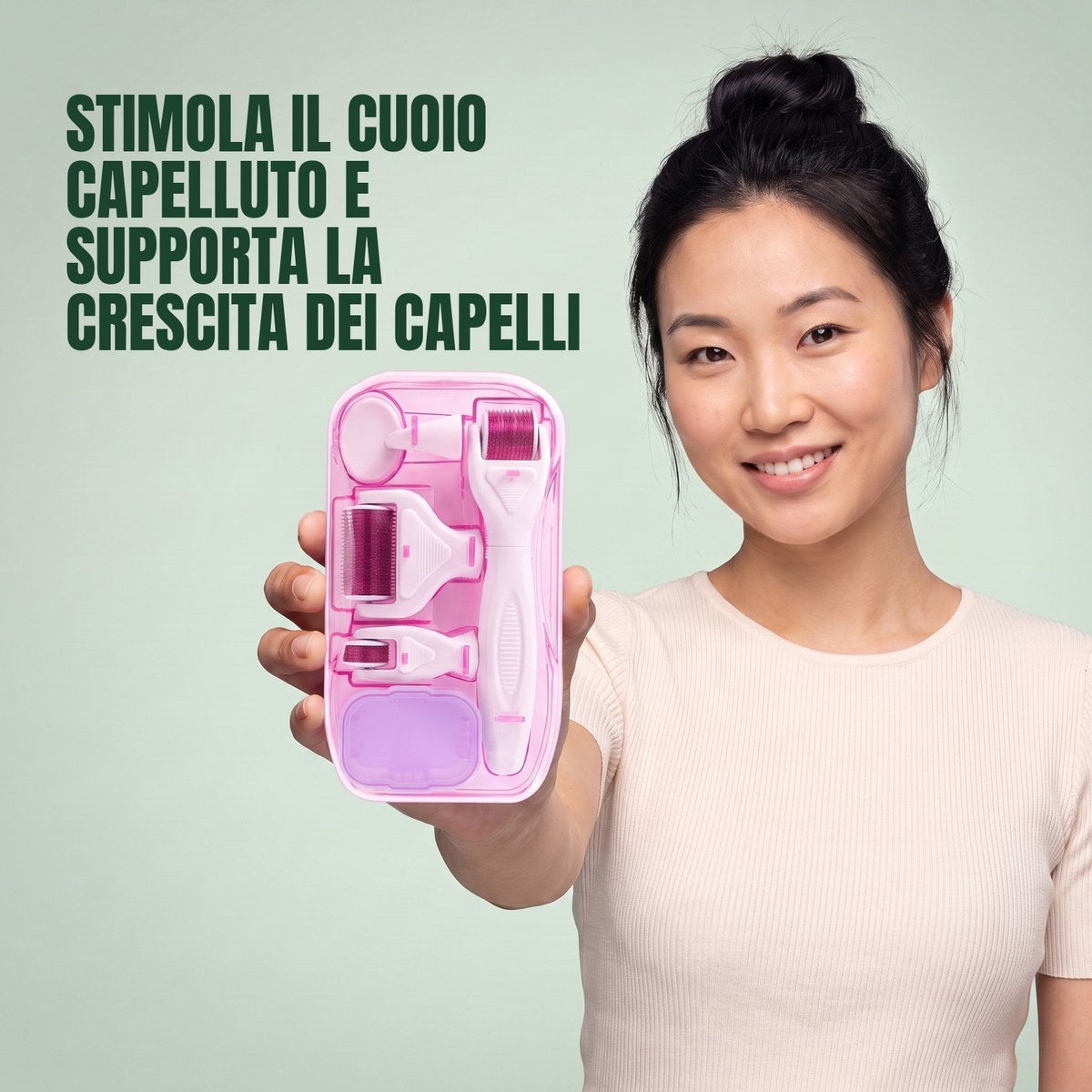Donna che tiene un kit dermaroller 6-in-1 su sfondo verde (rosa)