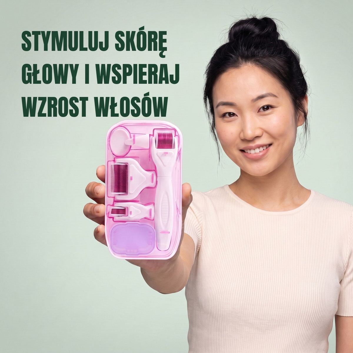 Kobieta trzyma zestaw dermaroller 6 w 1 na tle zielonego tła (różowy)