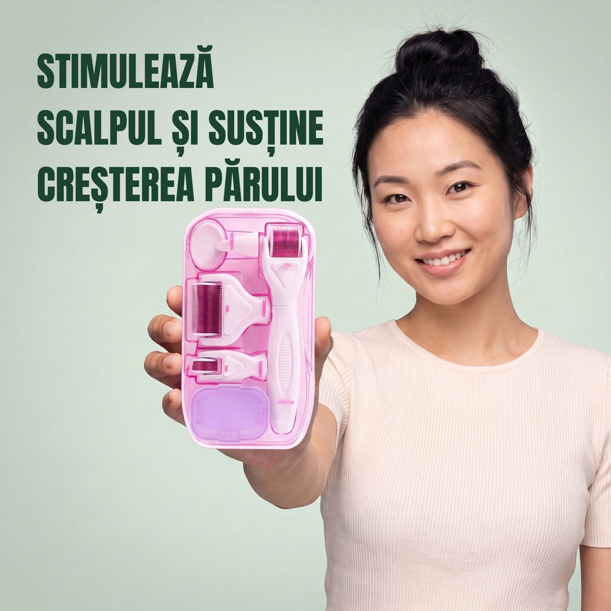 Femeie ținând un kit dermaroller 6-în-1 pe fundal verde (roz)