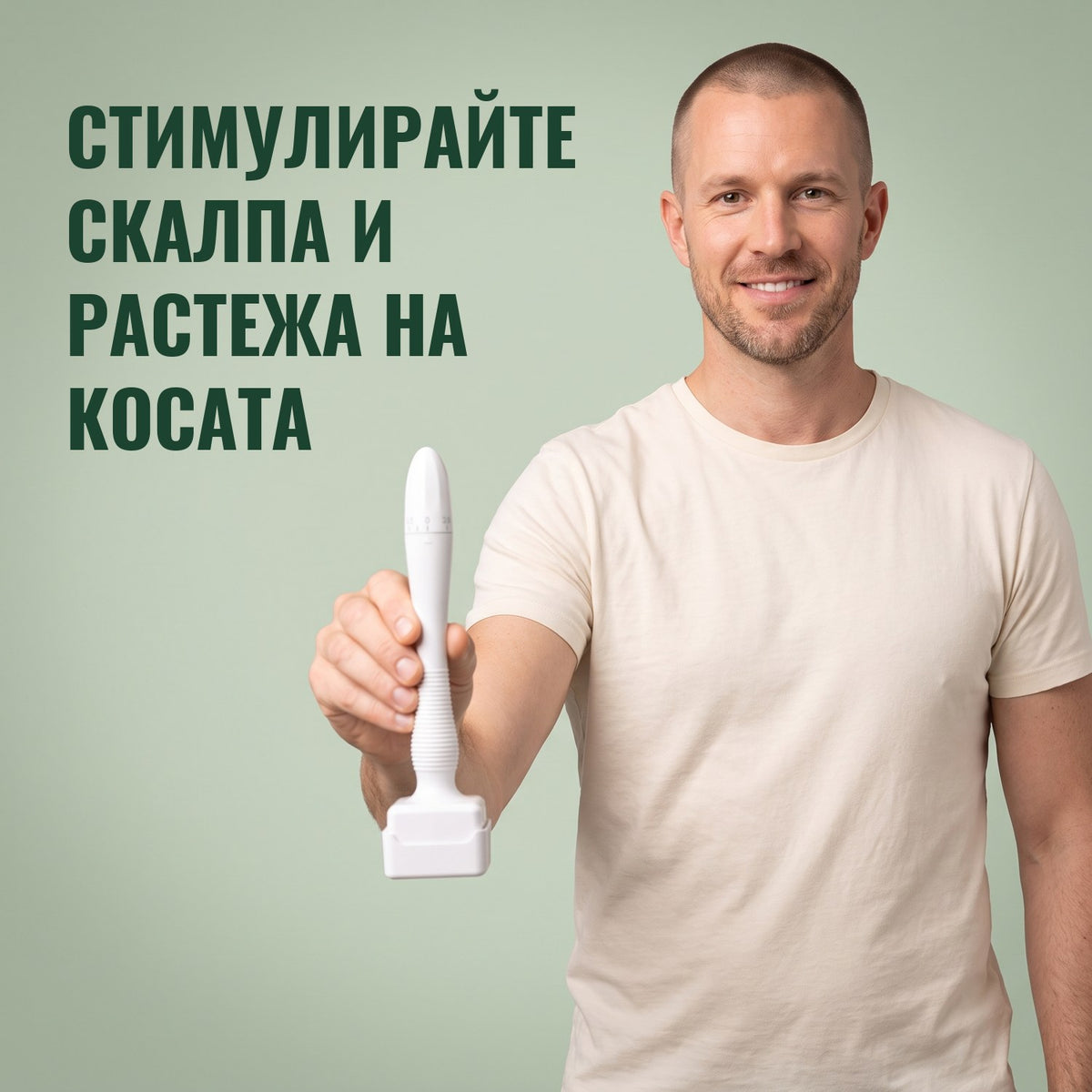 Мъж държи дермастамп за микронийдлинг на зелен фон