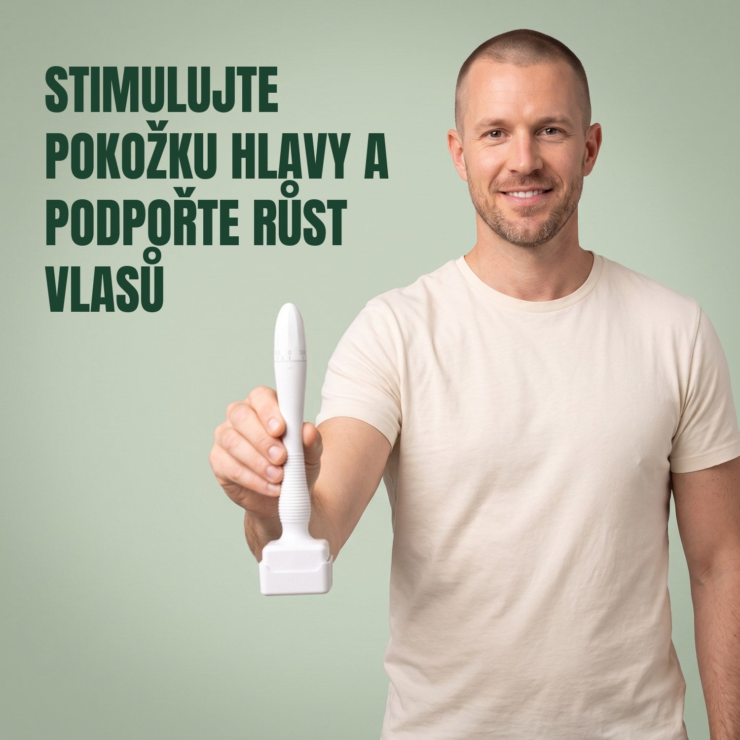 Muž drží dermastamp mikrojehličkový nástroj na zeleném pozadí