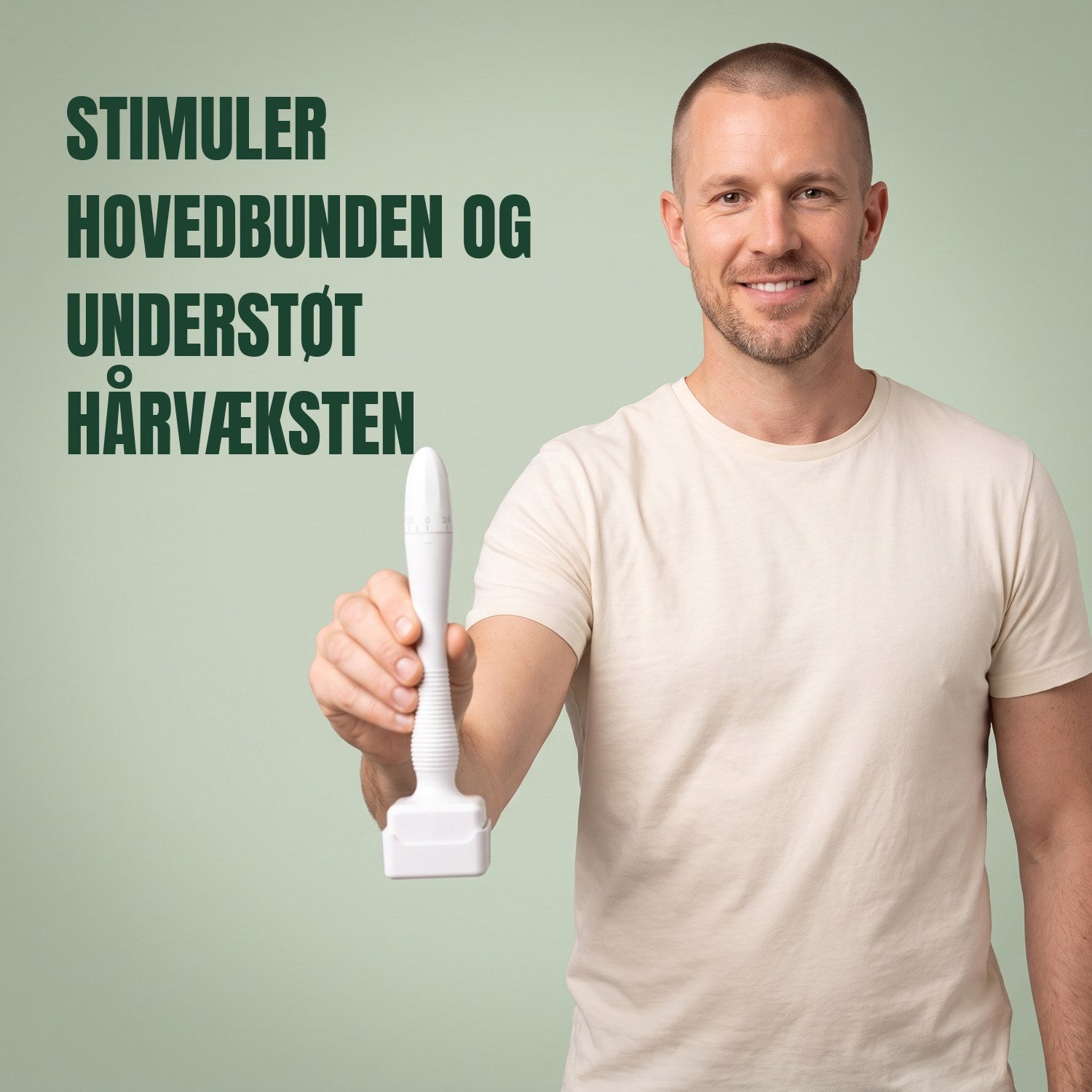 Mand holder et dermastamp microneedling-redskab mod en grøn baggrund
