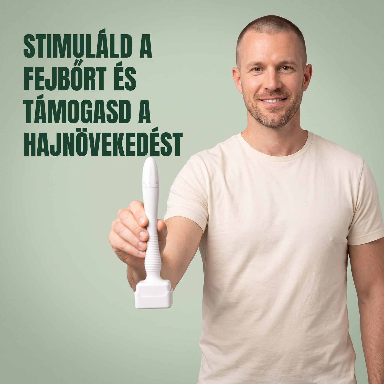 Férfi egy dermastamp mikrotűs eszközt tart zöld háttér előtt
