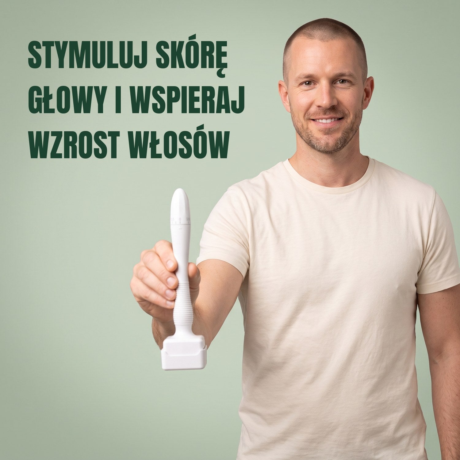 Mężczyzna trzyma dermastamp do mikronakłuwania na tle zielonego tła