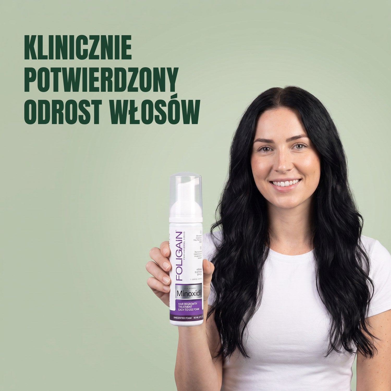 Kobieta trzyma puszkę pianki Foligain Minoxidil 2% dla kobiet na zielonym tle