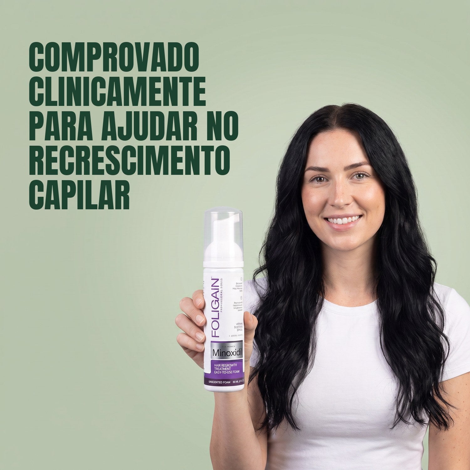 Mulher segurando a lata de espuma Foligain Minoxidil 2% para mulheres em fundo verde