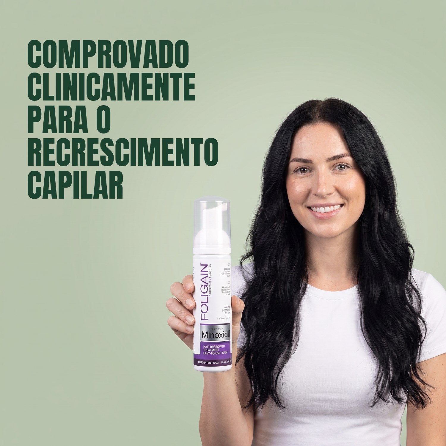 Mulher segurando a lata de espuma Foligain Minoxidil 2% para mulheres em fundo verde