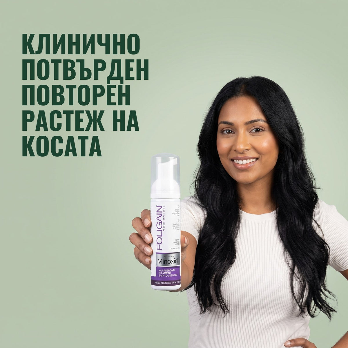 Жена държи Foligain Minoxidil 2% пяна за жени на зелен фон