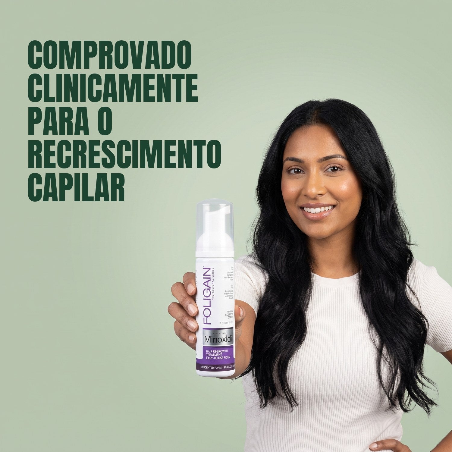 Mulher a segurar espuma Foligain Minoxidil 2% para mulher sobre fundo verde
