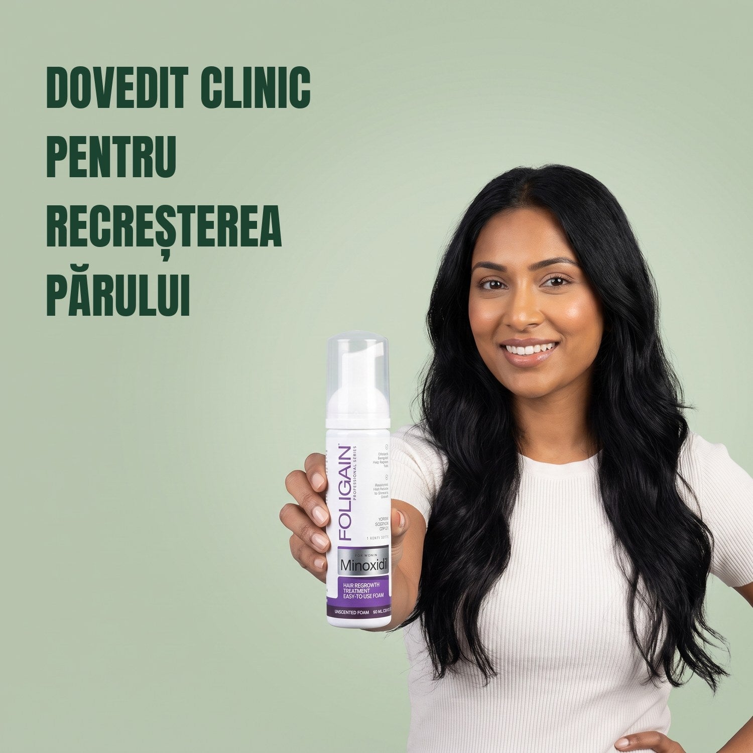 Femeie ținând o spumă Foligain Minoxidil 2% pentru femei pe fundal verde