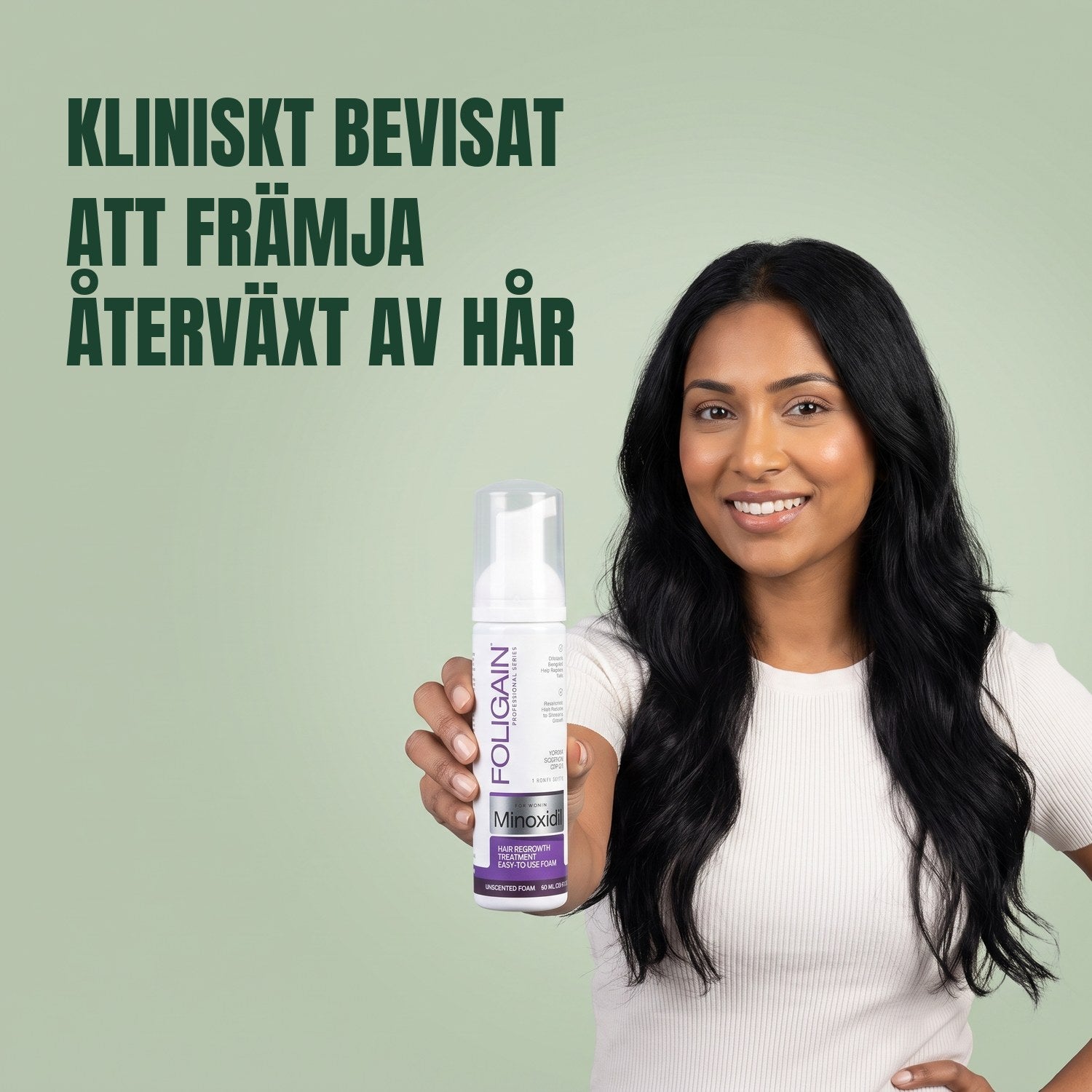Kvinna håller Foligain Minoxidil 2% skum för kvinnor mot en grön bakgrund