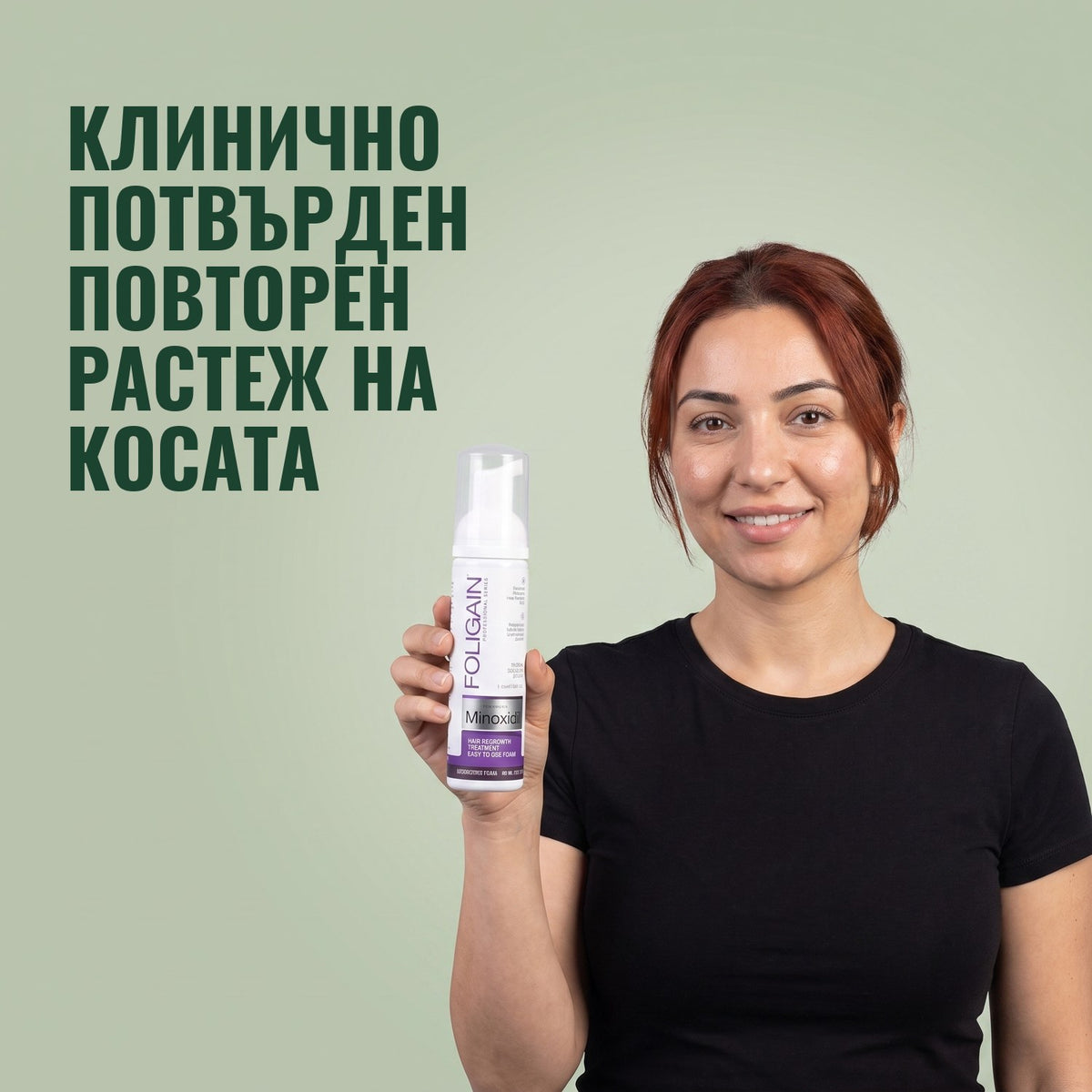 Жена държи флакон Foligain миноксидил 2% пяна за жени на зелен фон