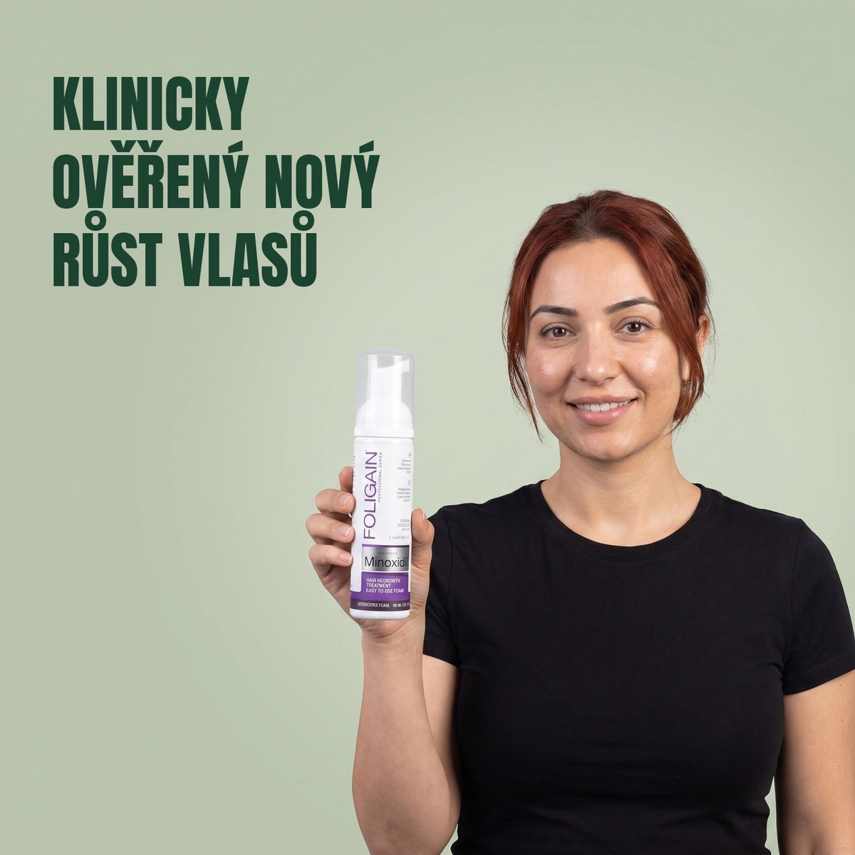 Žena drží plechovku pěny Foligain Minoxidil 2% pro ženy na zeleném pozadí