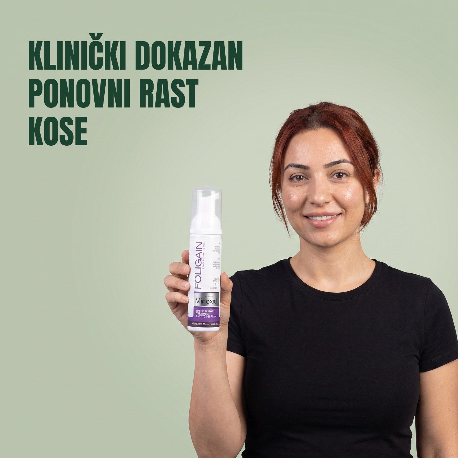 Žena drži limenku Foligain Minoxidil 2% pjene za žene na zelenoj pozadini