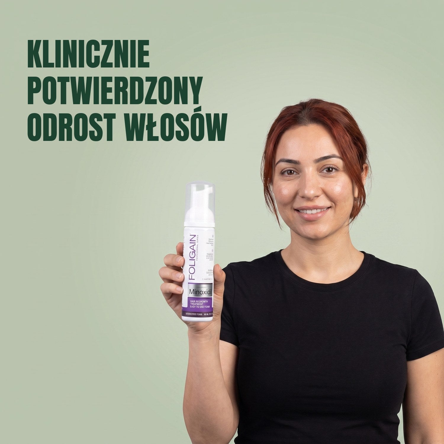 Kobieta trzyma puszkę pianki Foligain Minoxidil 2% dla kobiet na zielonym tle