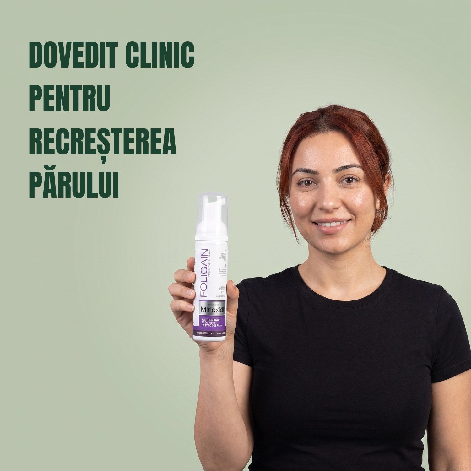 Femeie ținând în mână cutia de spumă Foligain Minoxidil 2% pentru femei, pe fundal verde