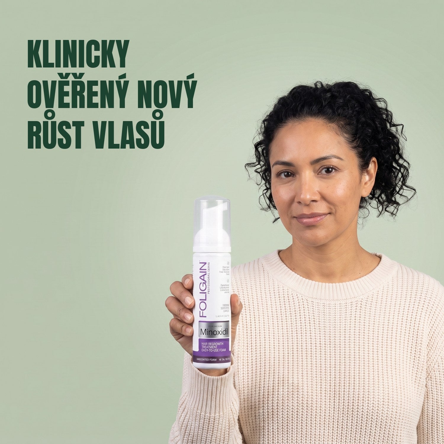 Žena drží plechovku pěny Foligain Minoxidil 2% pro ženy na zeleném pozadí