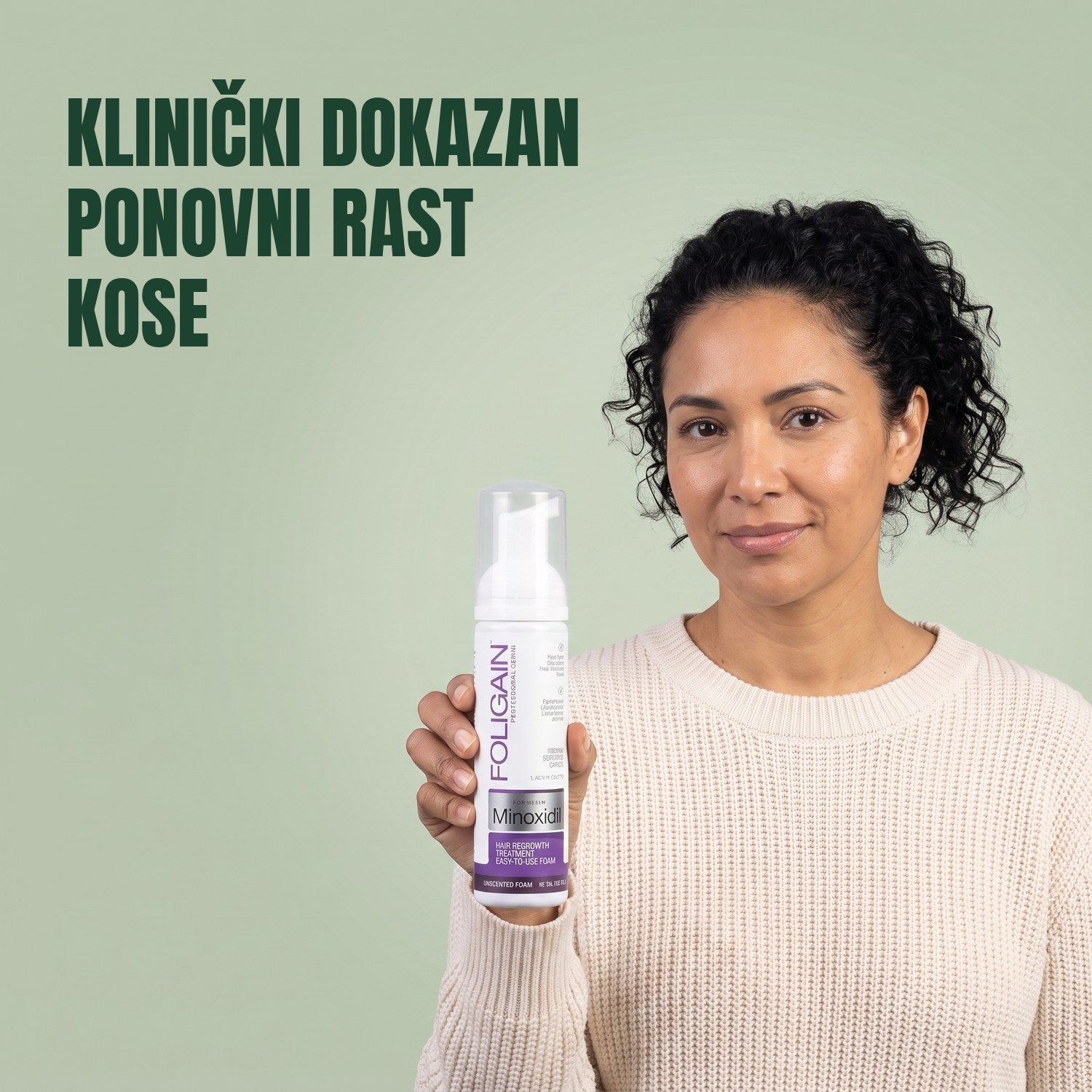 Žena drži limenku Foligain Minoxidil 2% pjene za žene na zelenoj pozadini
