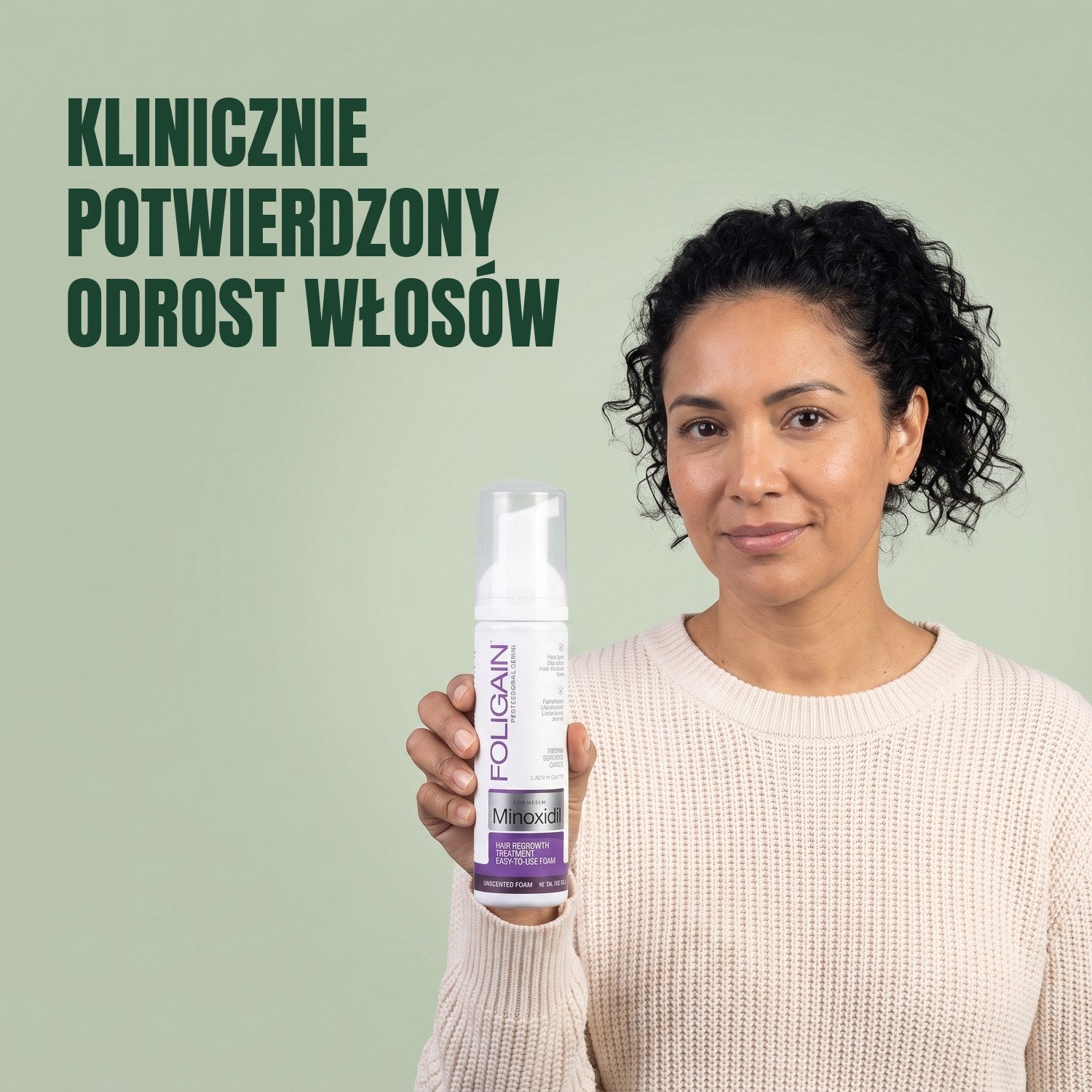 Kobieta trzyma puszkę pianki Foligain Minoxidil 2% dla kobiet na zielonym tle