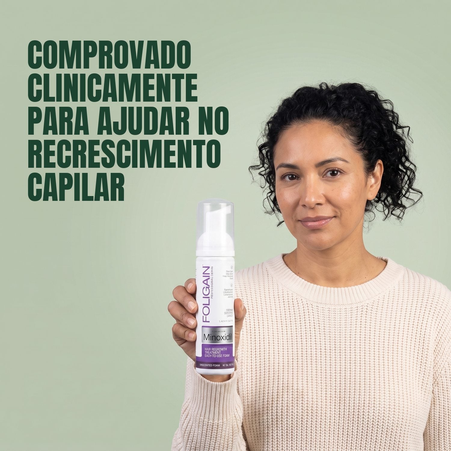 Mulher segurando a lata de espuma Foligain Minoxidil 2% para mulheres em fundo verde