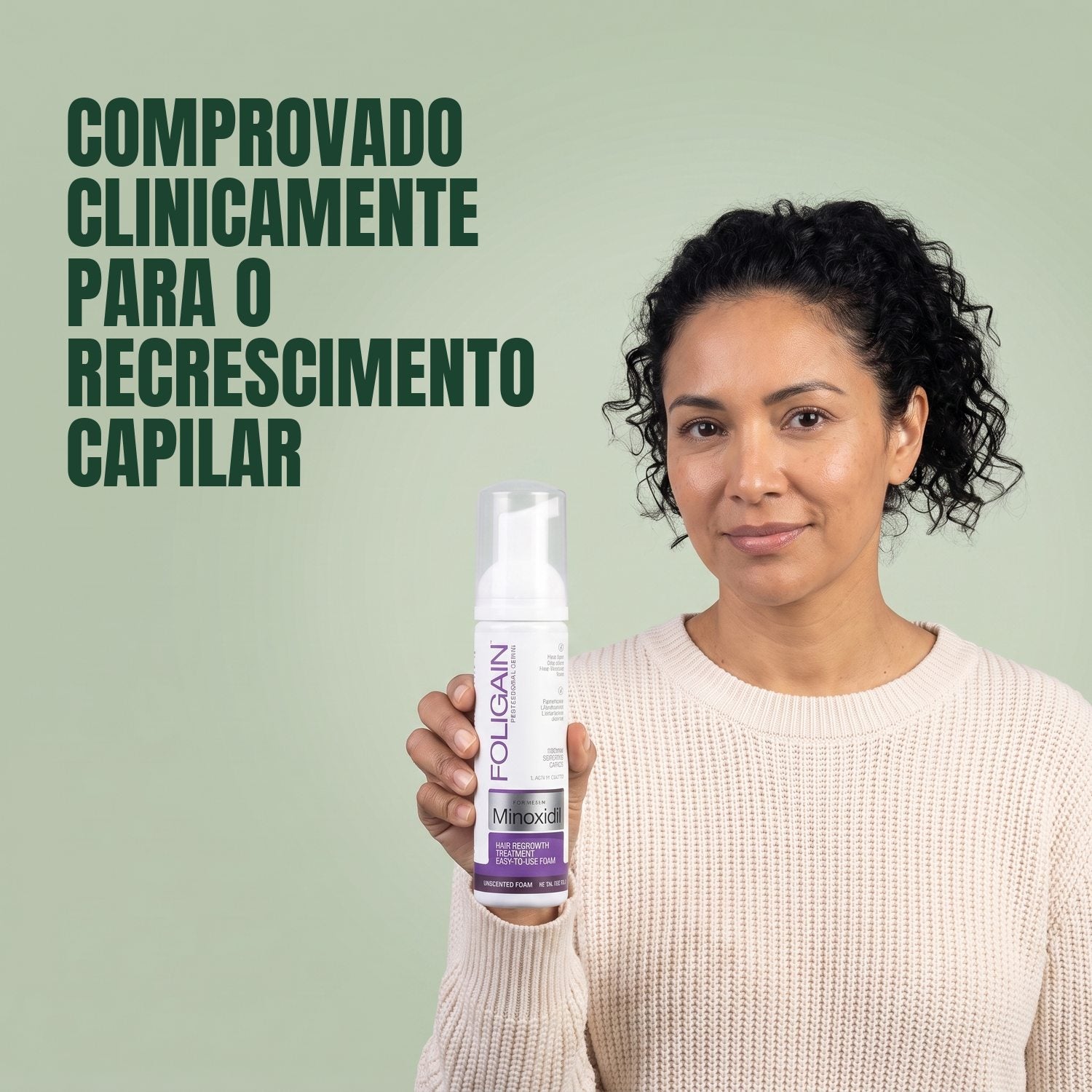 Mulher segurando a lata de espuma Foligain Minoxidil 2% para mulheres em fundo verde