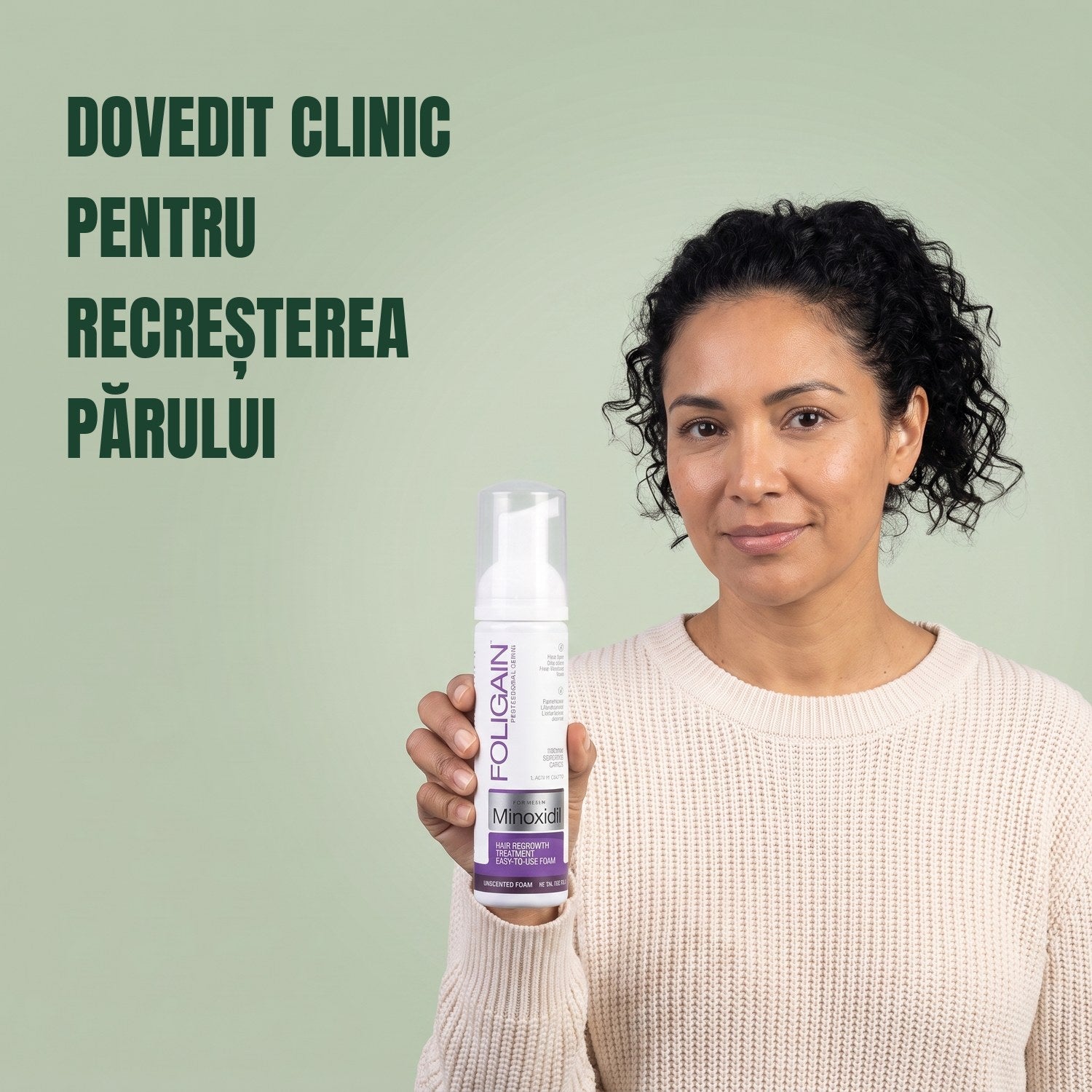 Femeie ținând în mână cutia de spumă Foligain Minoxidil 2% pentru femei, pe fundal verde