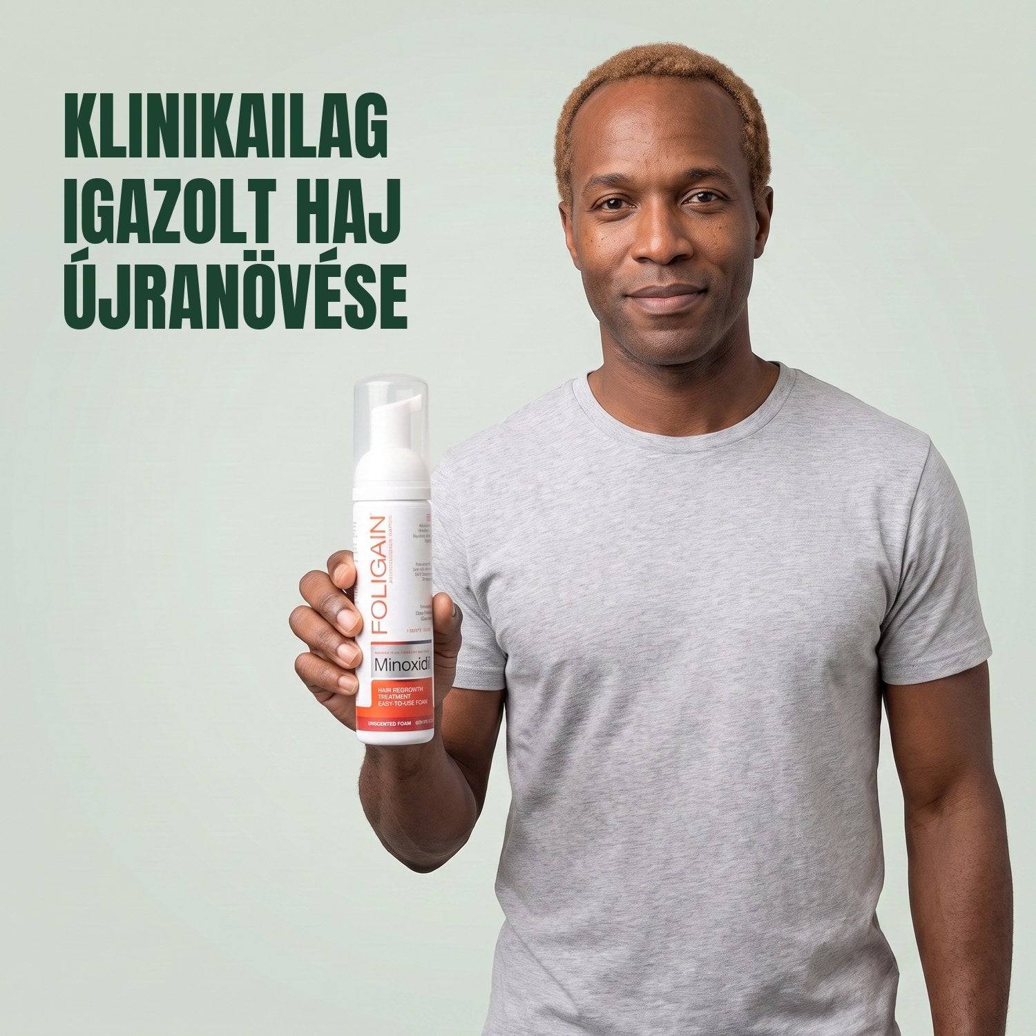 Férfi tartja a Foligain Minoxidil 5% hab dobozát férfiaknak, zöld háttér előtt