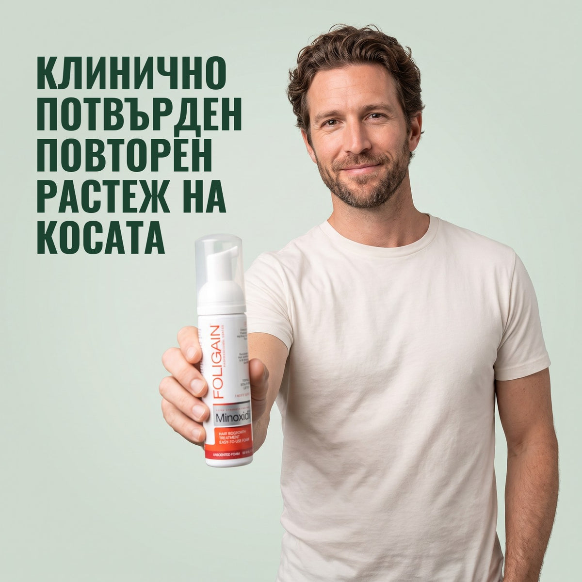 Мъж държи Foligain Minoxidil 5% пяна за мъже на зелен фон