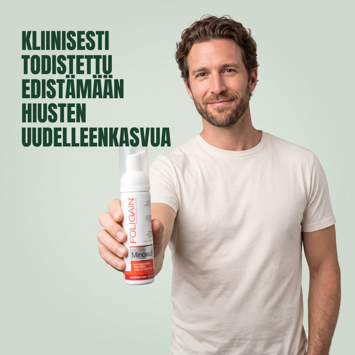 Mies pitelee Foligain Minoxidil 5% -vaahtoa miehille vihreää taustaa vasten