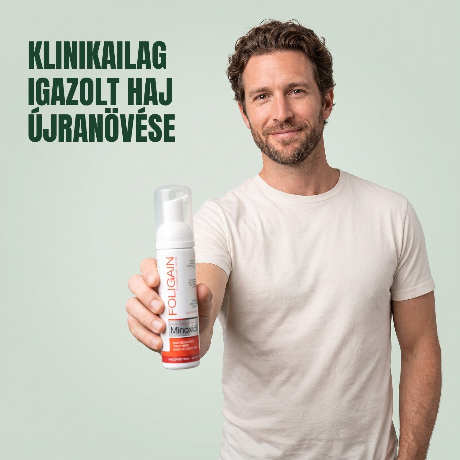 Férfi a Foligain Minoxidil 5% habot tartja zöld háttér előtt