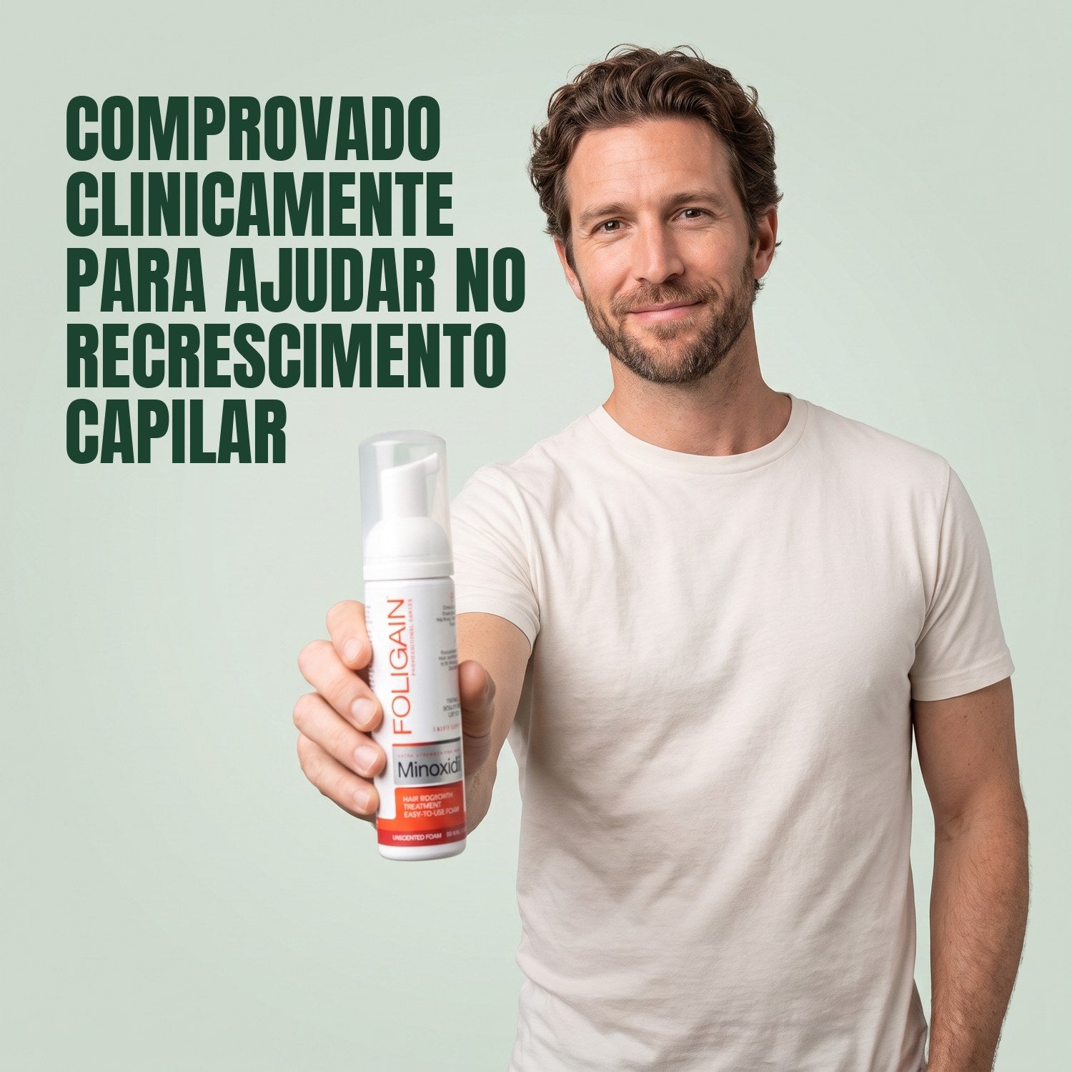 Homem segurando uma espuma Foligain Minoxidil 5% para homens contra um fundo verde