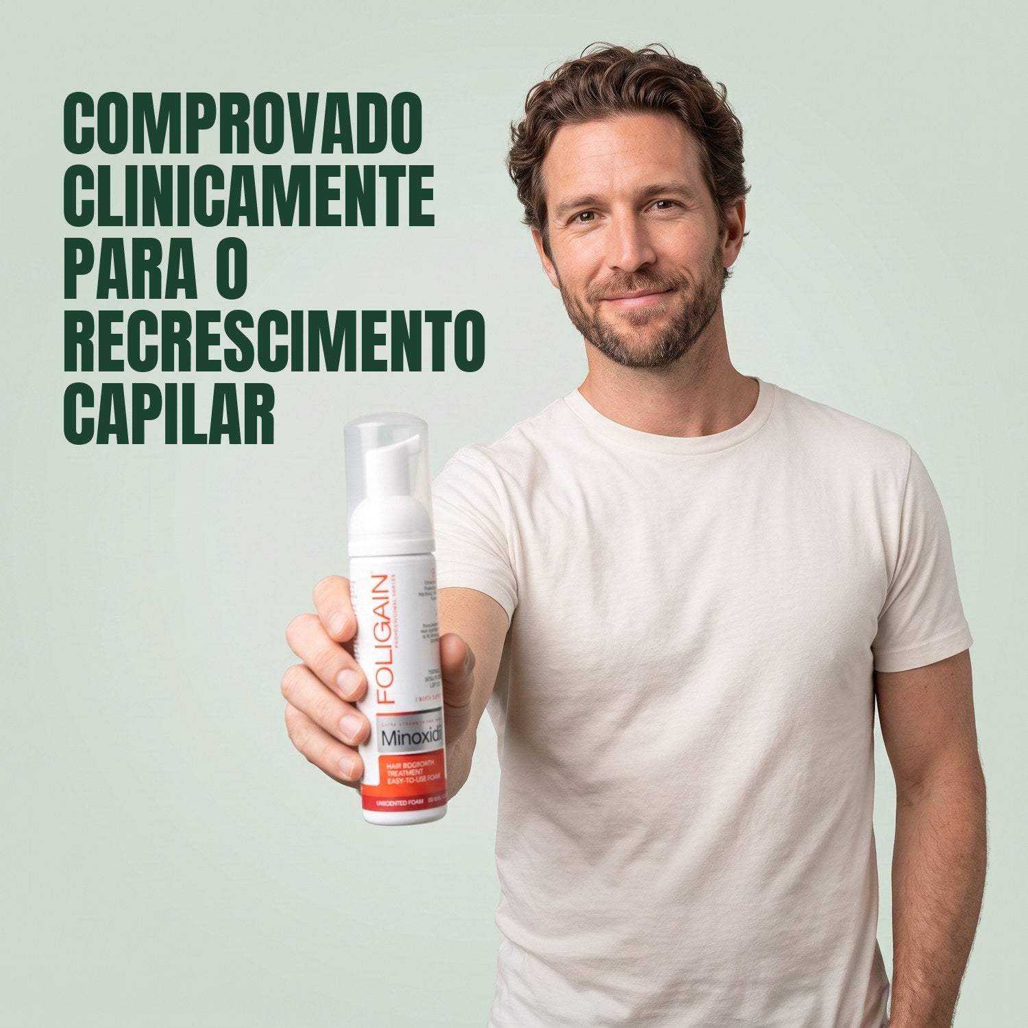 Homem a segurar espuma Foligain Minoxidil 5% para homem sobre fundo verde